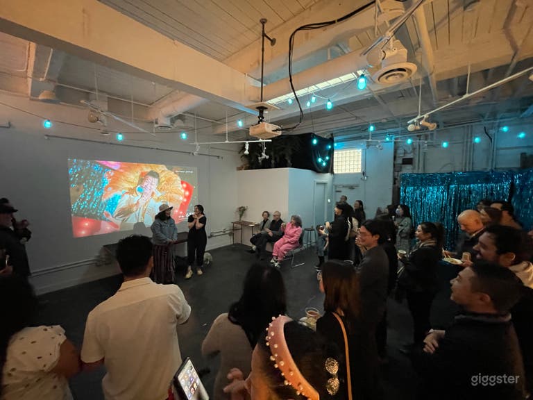 L'espace studio se transforme également en une belle salle de projection pour des événements style vin et fromage. 
