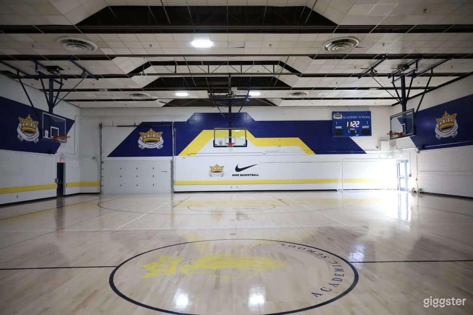 Full-Sized School Indoor Basketball Court Photo 4