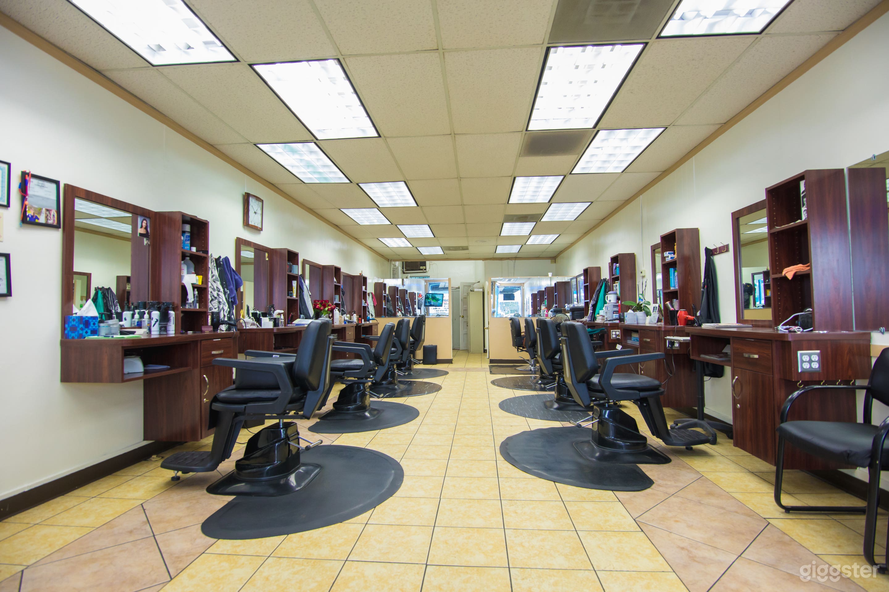 Hair Salon or filming.Hair Salon is approximately 2000  sq. ft. and offers an open air  space with a great layout, design, colors, location, and vibe. Located in Glendale. We have a parking too.Perfect for Movie, TV, or Commercial Shoots.Furniture can used