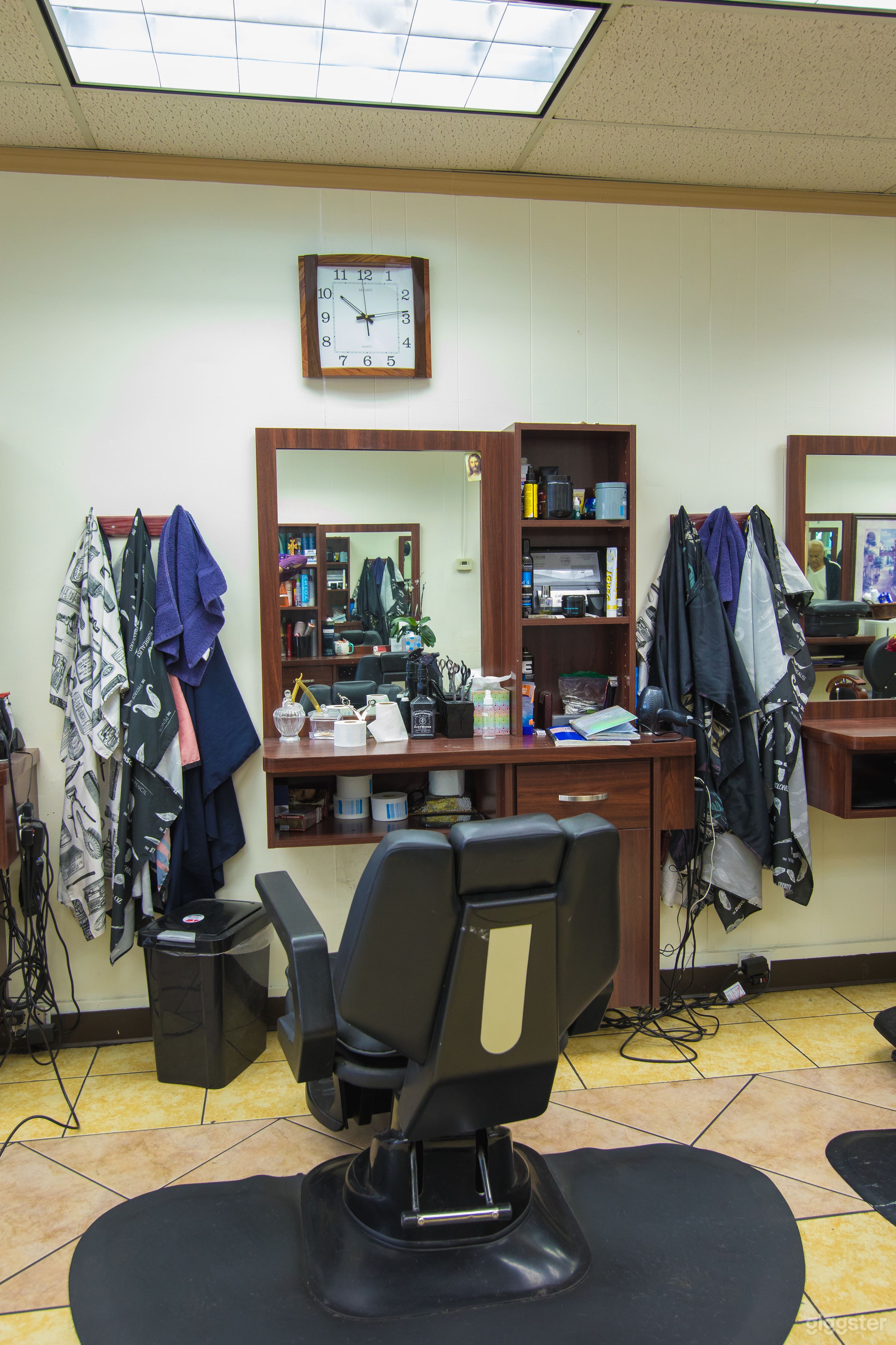 Huge Hair Salon for filming  Photo 4