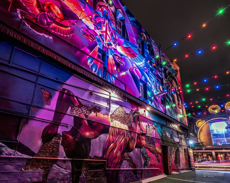  Spectacular large scale murals on the walls by @drapl
 