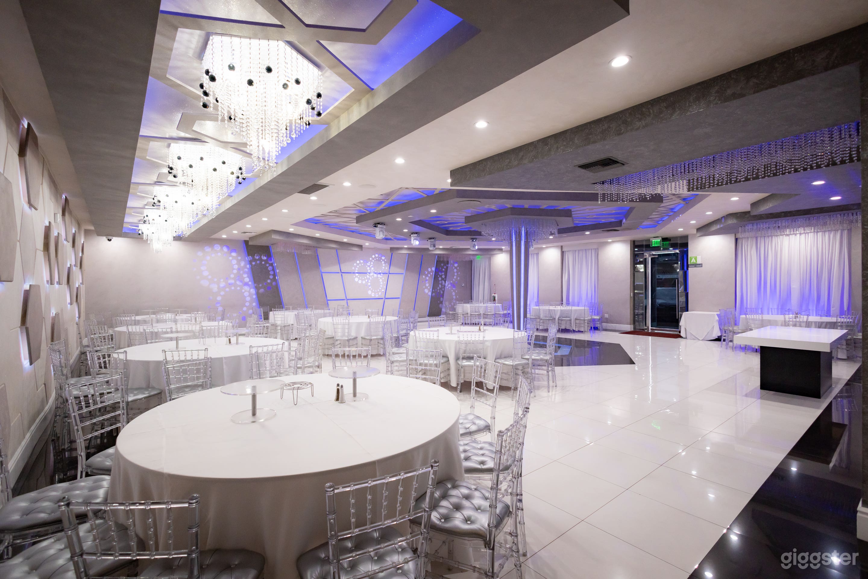 Luxury Banquet hall/Restaurant  Photo 1