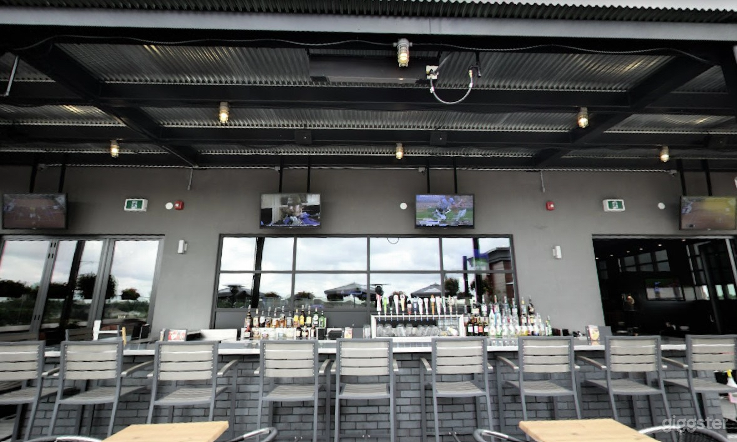 Lively Upper Terrace Photo 3