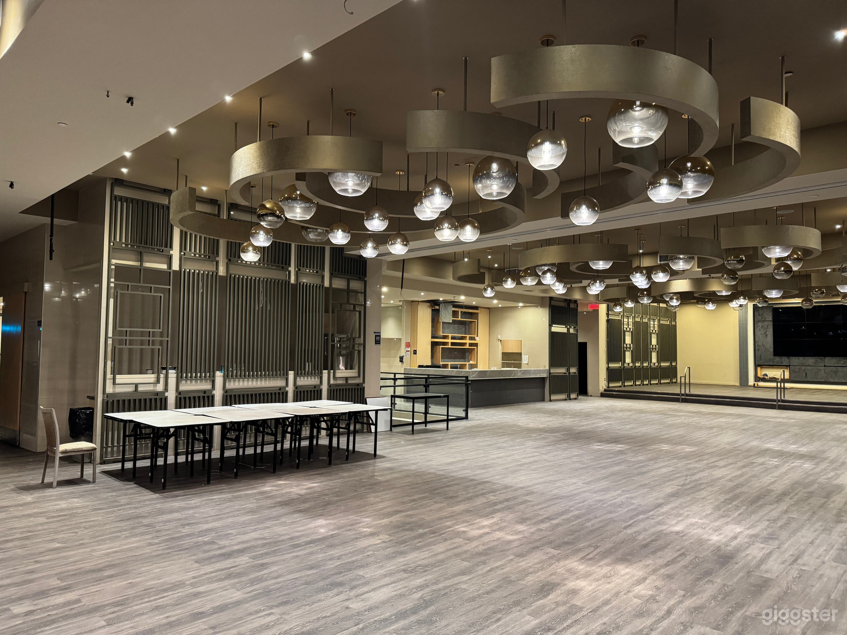 Large, well-lit 12,000 sq ft hall with kitchen and bar. Photo 2