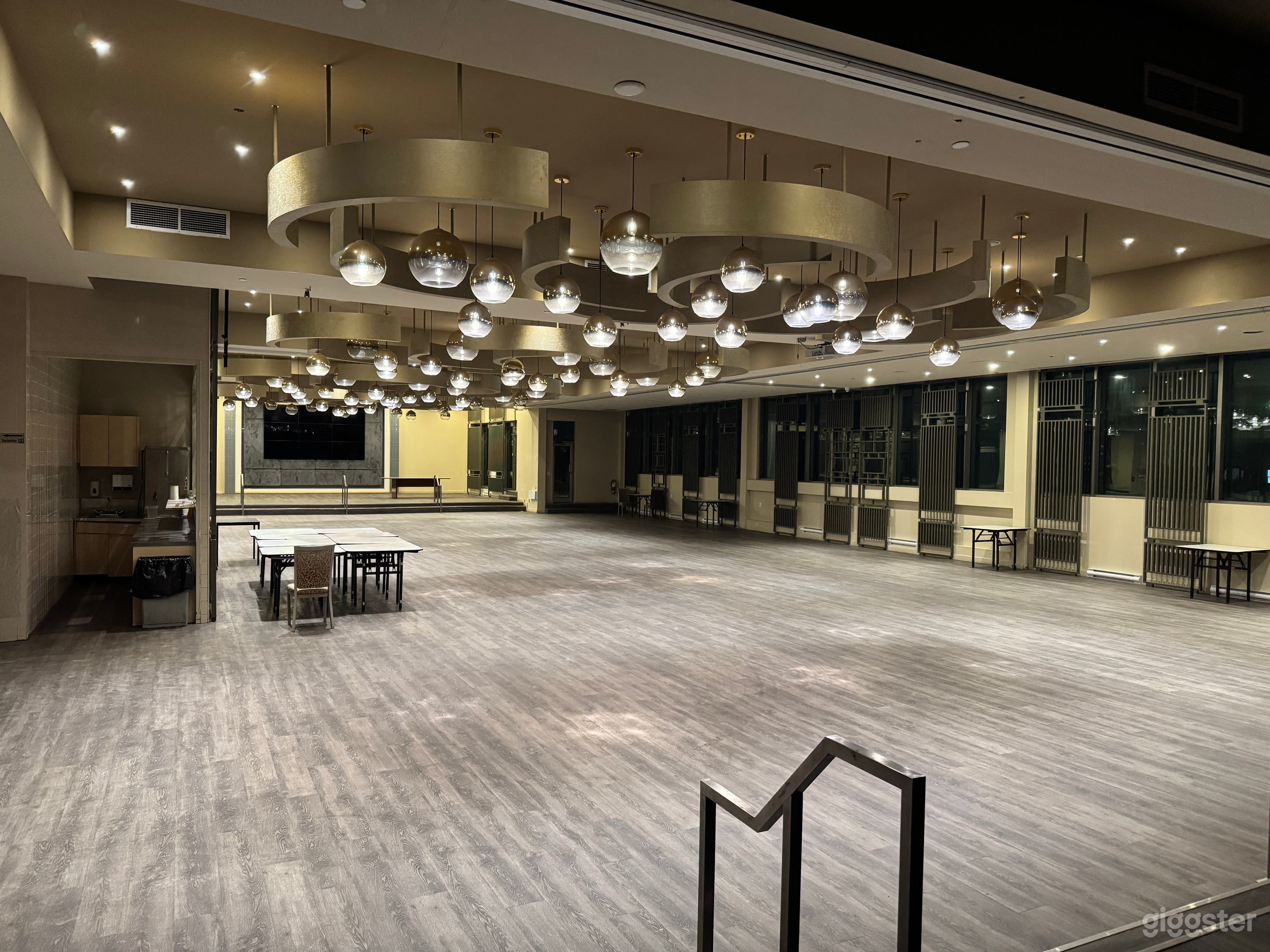 Large, well-lit 12,000 sq ft hall with kitchen and bar. Photo 4