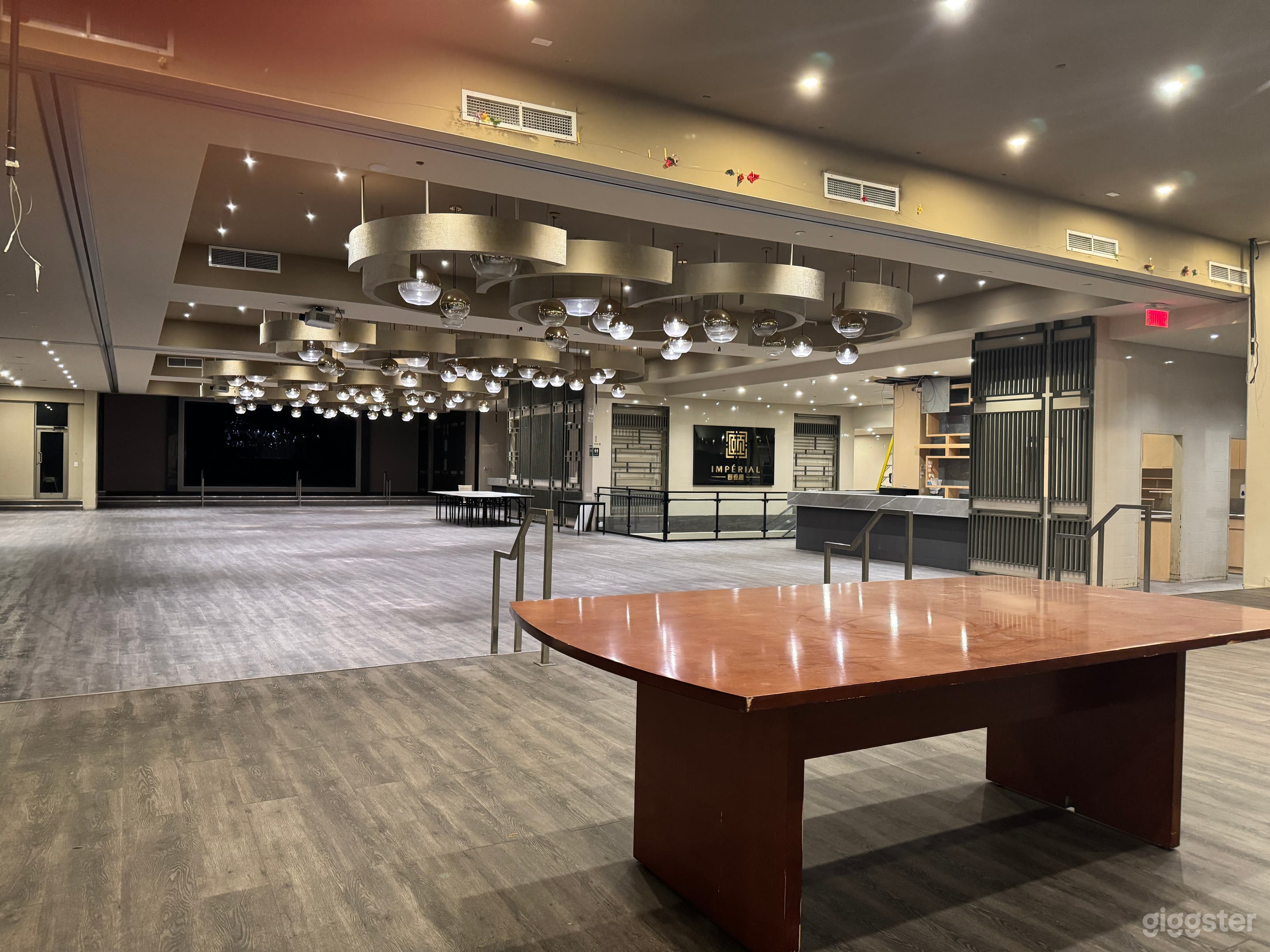 Large, well-lit 12,000 sq ft hall with kitchen and bar. Photo 1