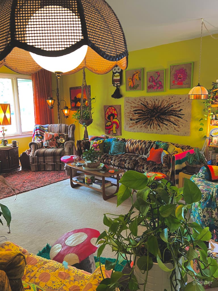  Maison rétro groovy des années soixante-dix en banlieue à niveaux décalés 