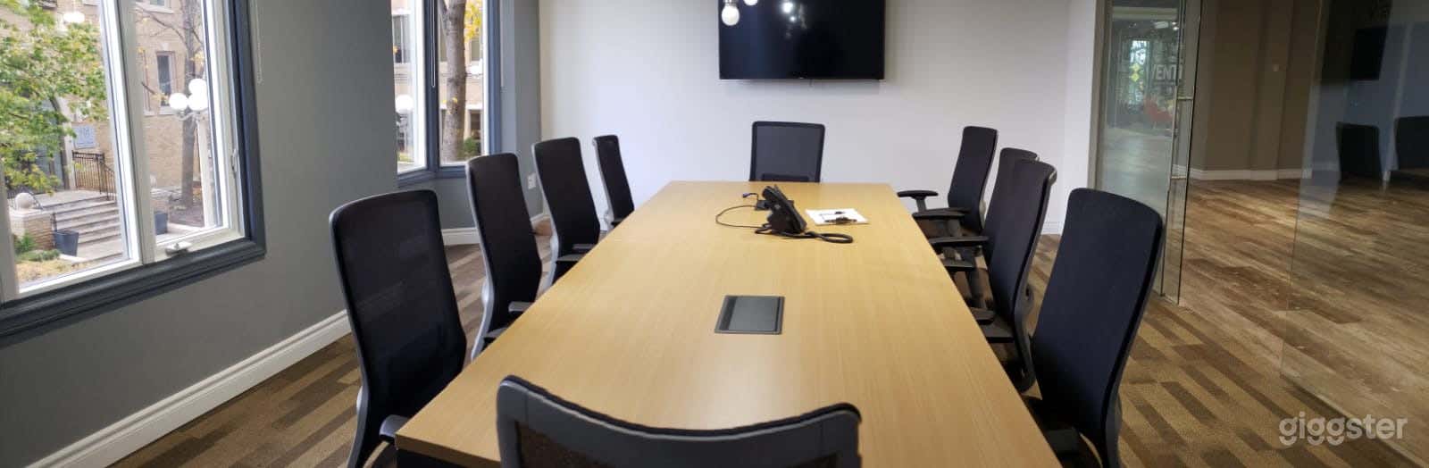 Spacious Meeting Room Photo 1