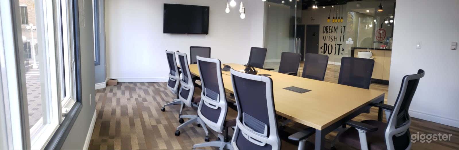 Spacious Meeting Room Photo 2