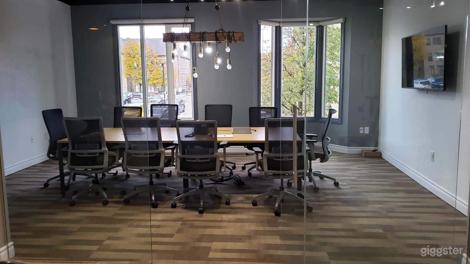 Spacious Meeting Room Photo 3