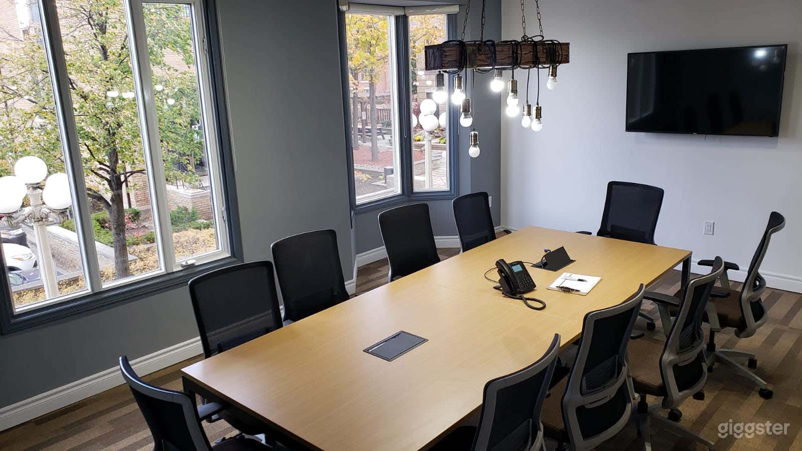 Spacious Meeting Room Photo 4