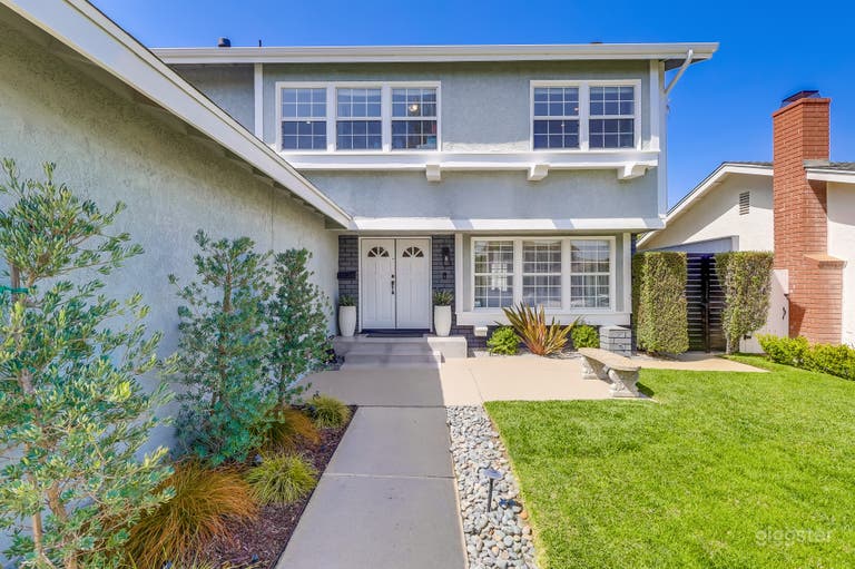  Traditional Modernized Home With Pool 