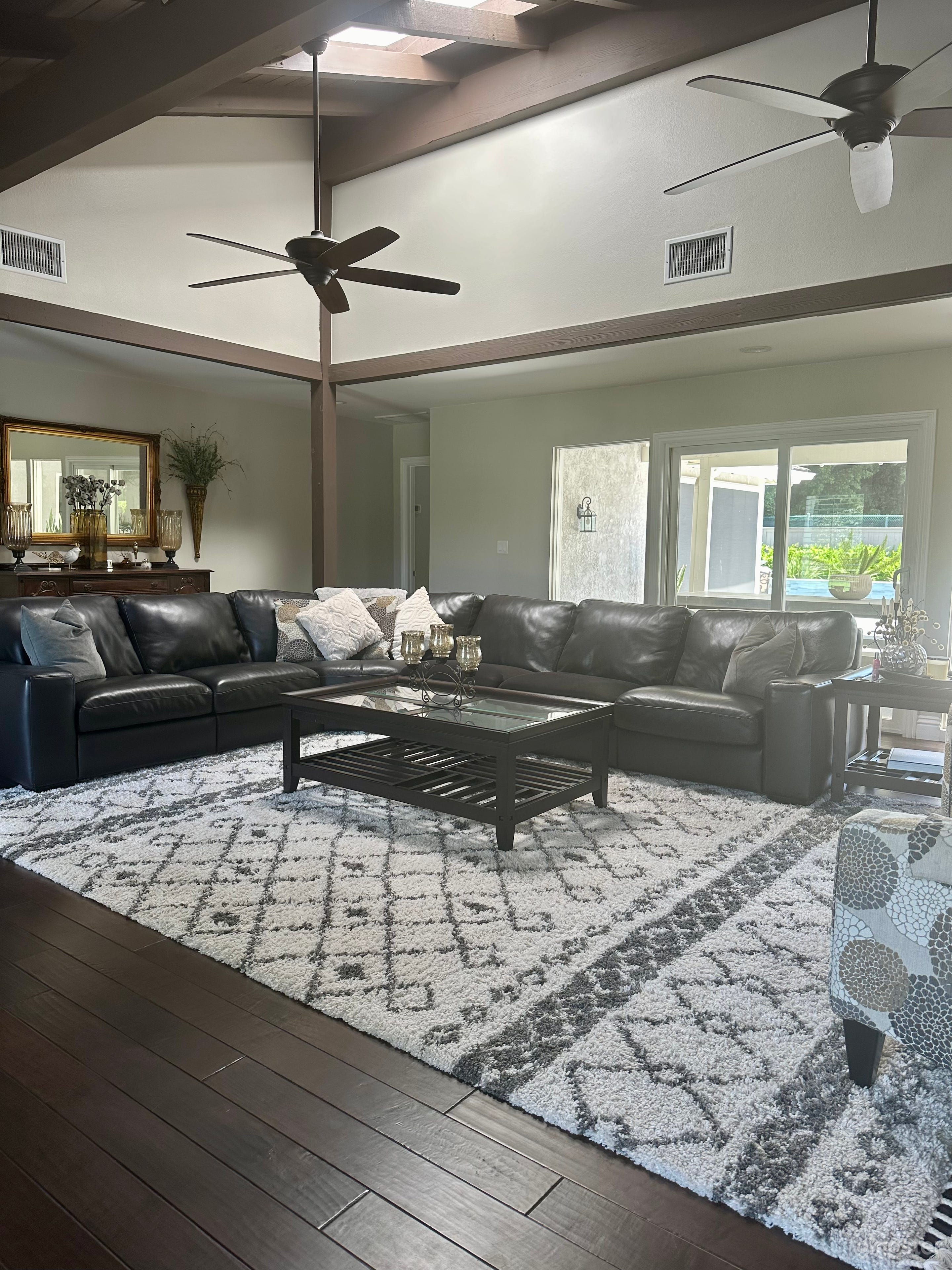 Upscale home with large indoor and outdoor space Photo 4