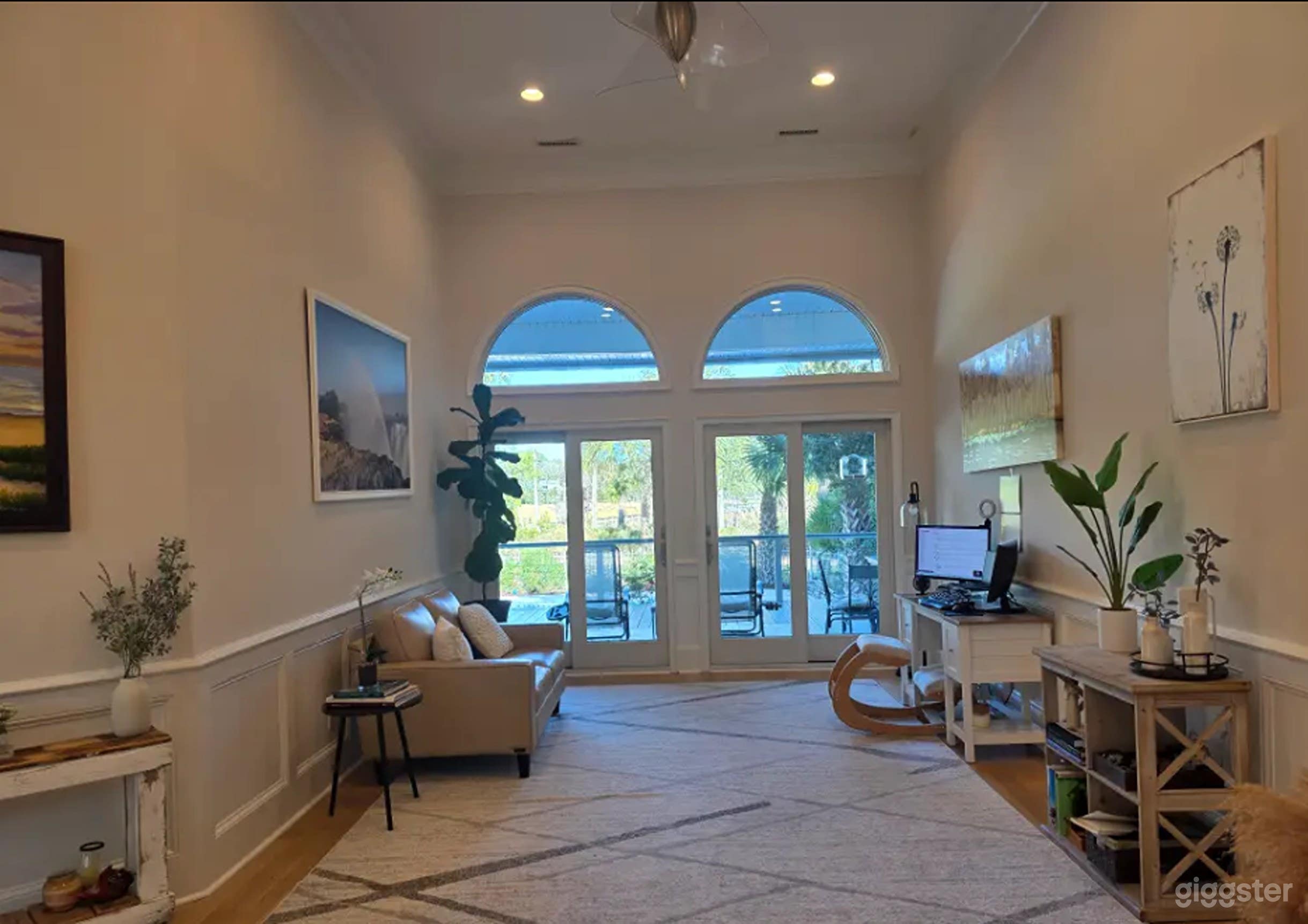 Beautiful Home With Grand Foyer & Multi Garage (house only) Photo 3
