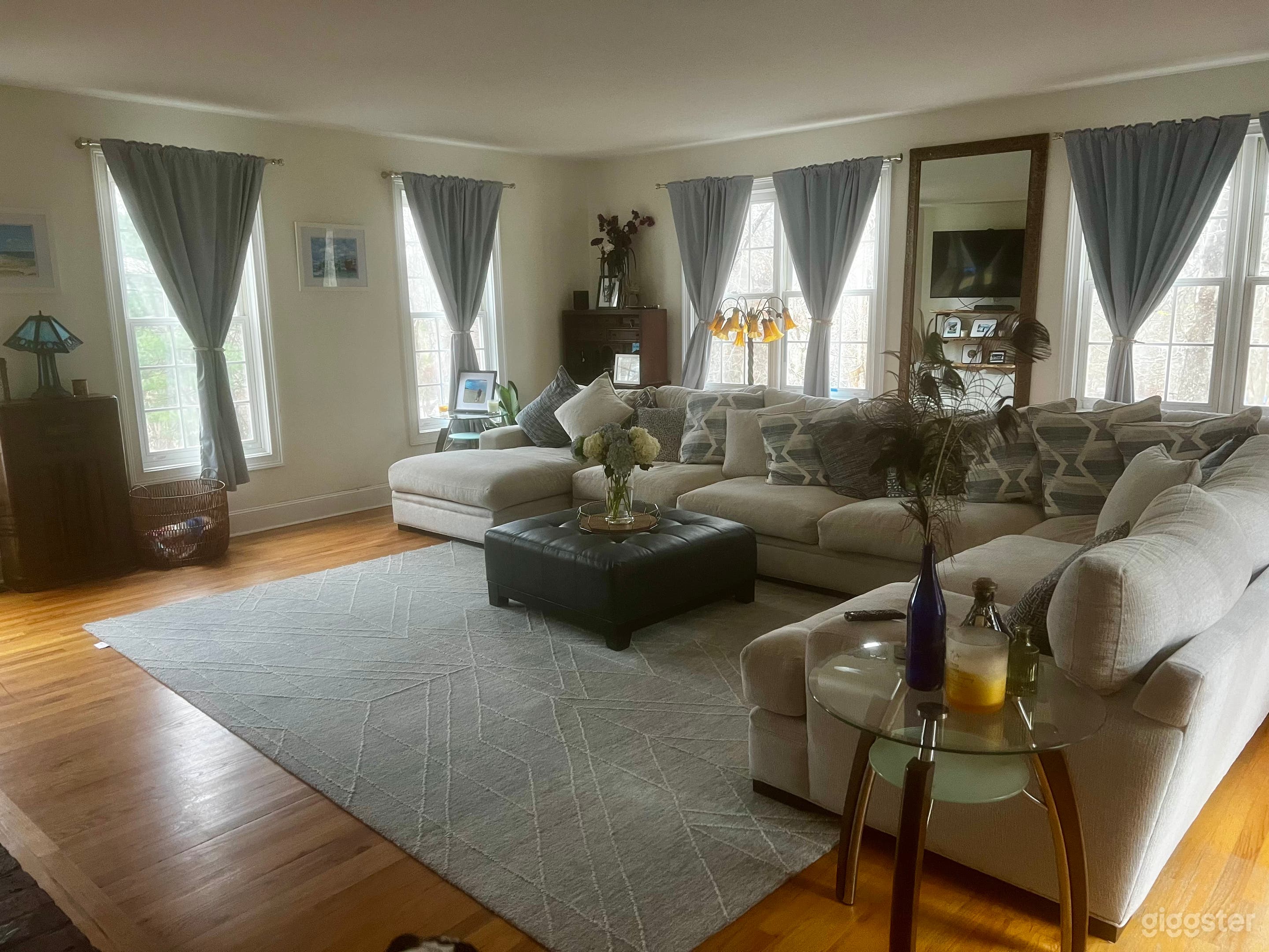 Filmmakers dream home 90 mins from NYC open floor plan, gym Photo 1