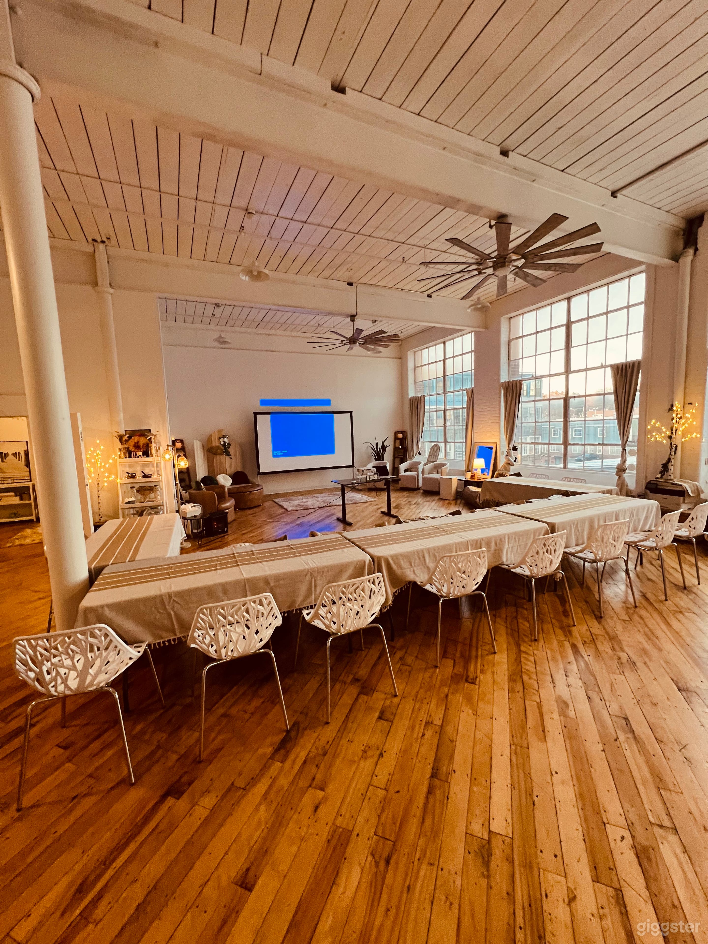 Stunning &amp; Sunny Studio Photo 4