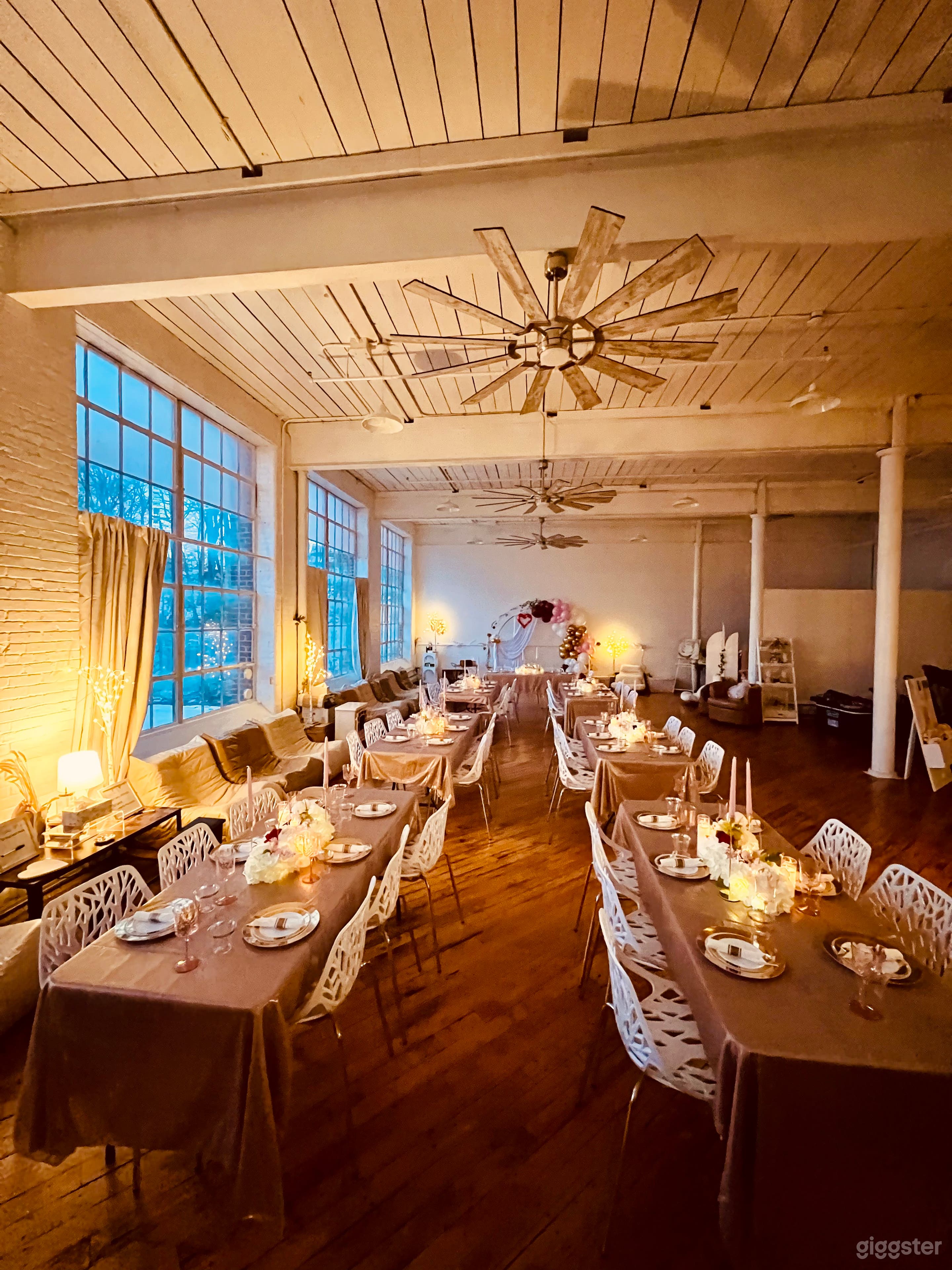 Stunning &amp; Sunny Studio Photo 2