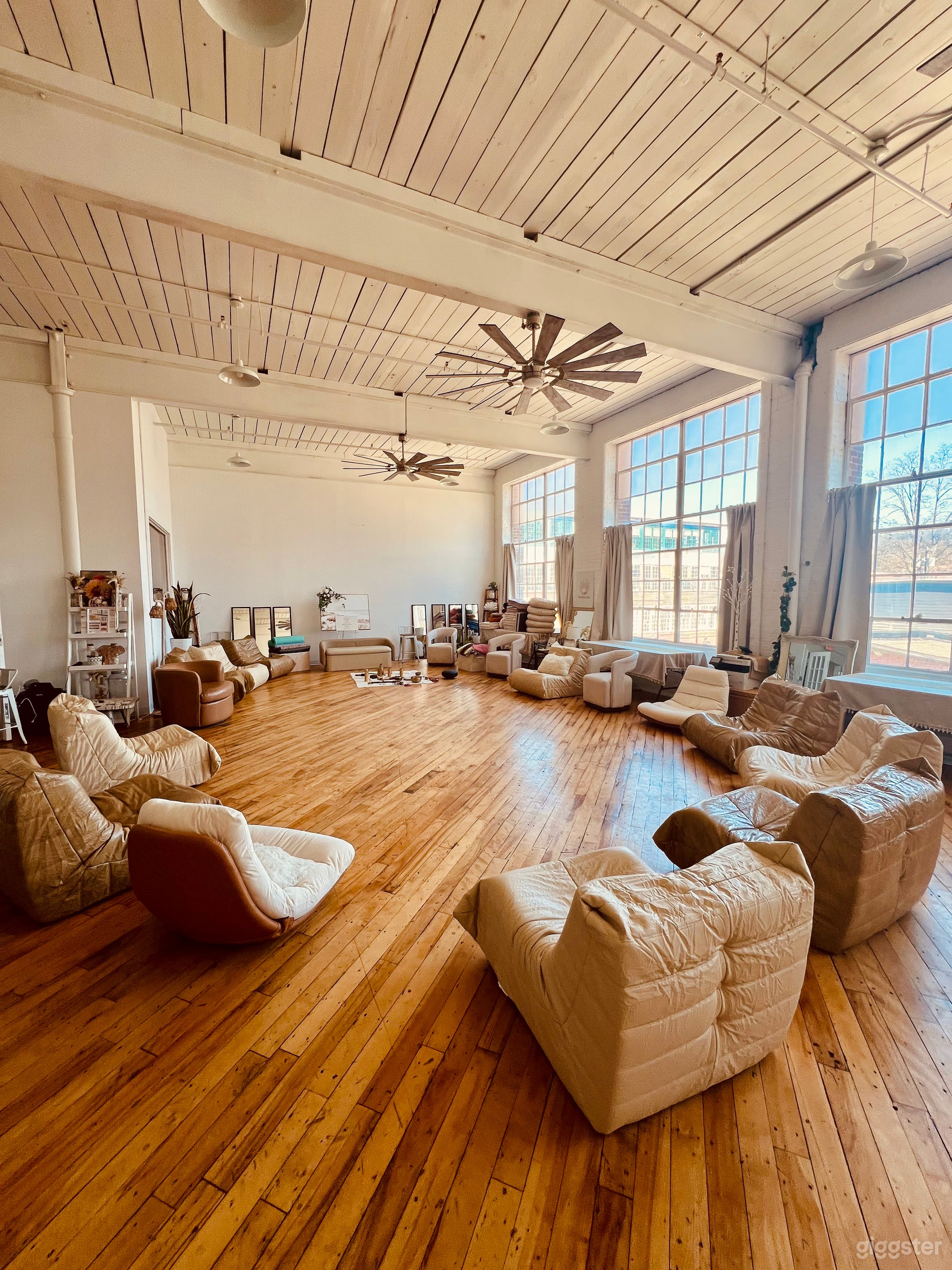 Stunning &amp; Sunny Studio Photo 1