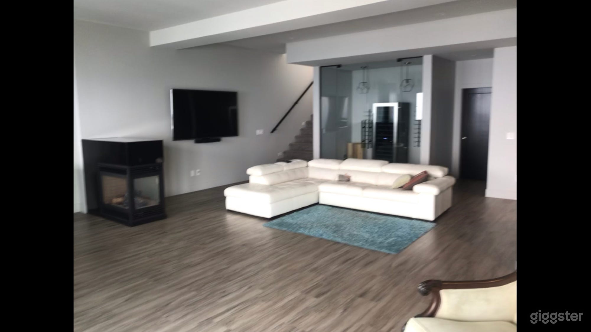 Contemporary Panoramic Lakeview Family Sized Home Photo 4