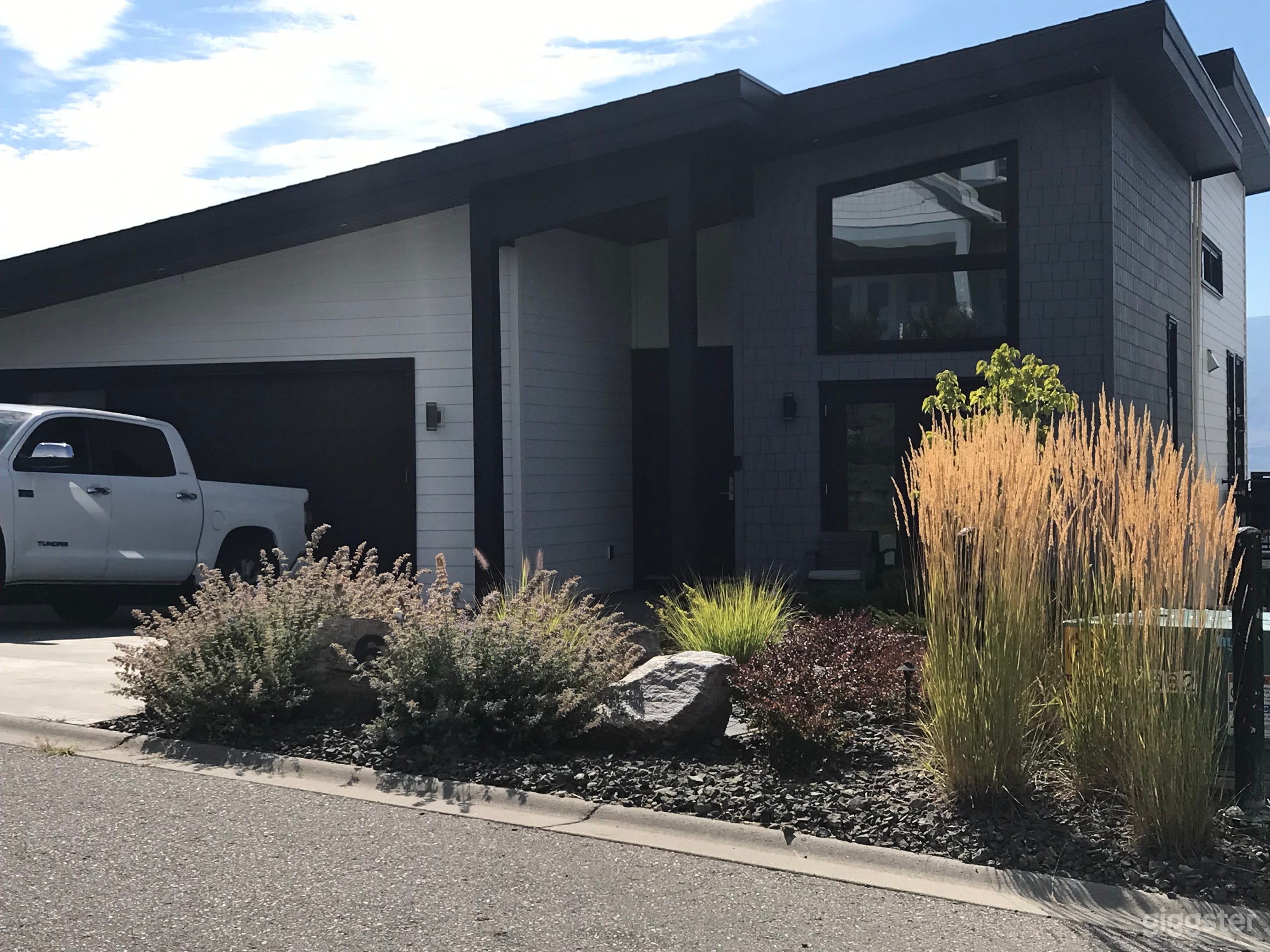 Contemporary Panoramic Lakeview Family Sized Home Photo 3