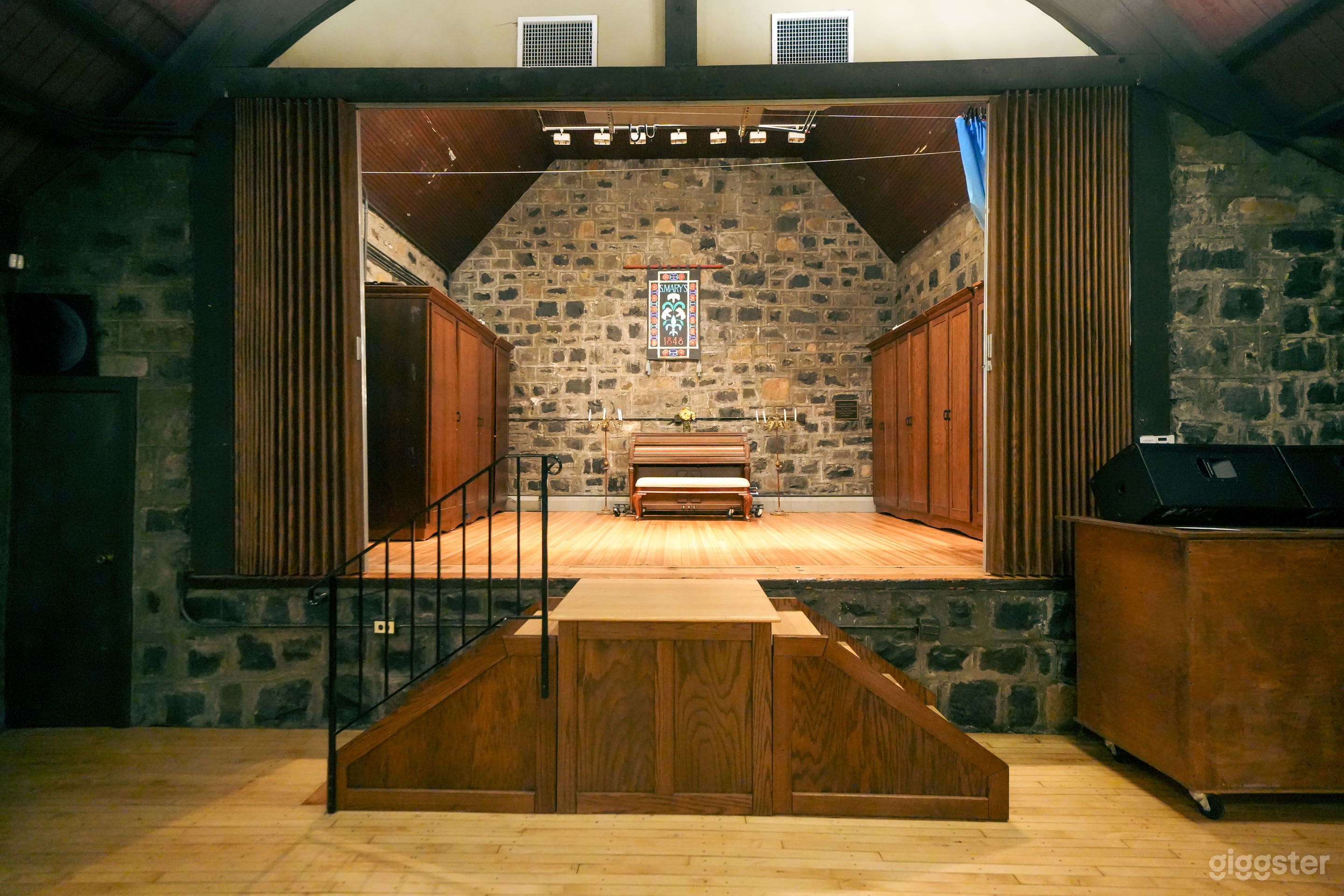 Spacious Brick-walled Hall with Rustic Charm  Photo 4