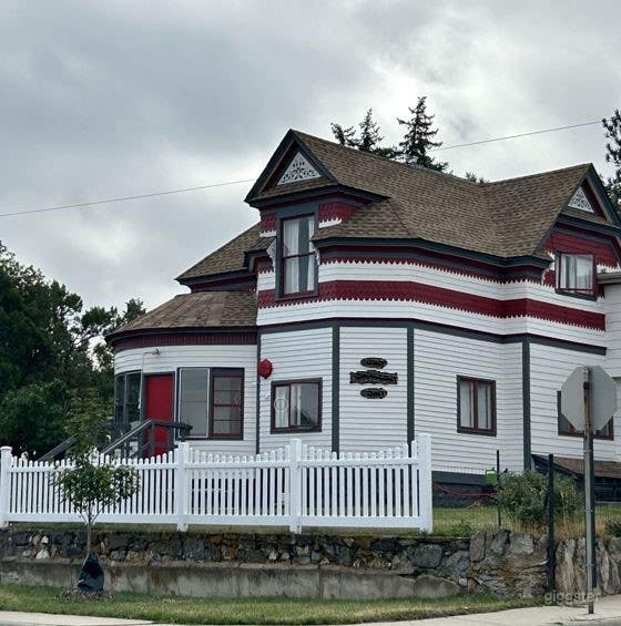 Funky and Interesting Space in Helena Photo 1