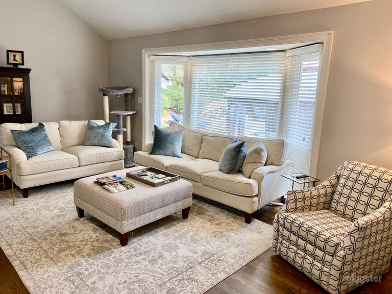  Cozy family room overlooks pool! 