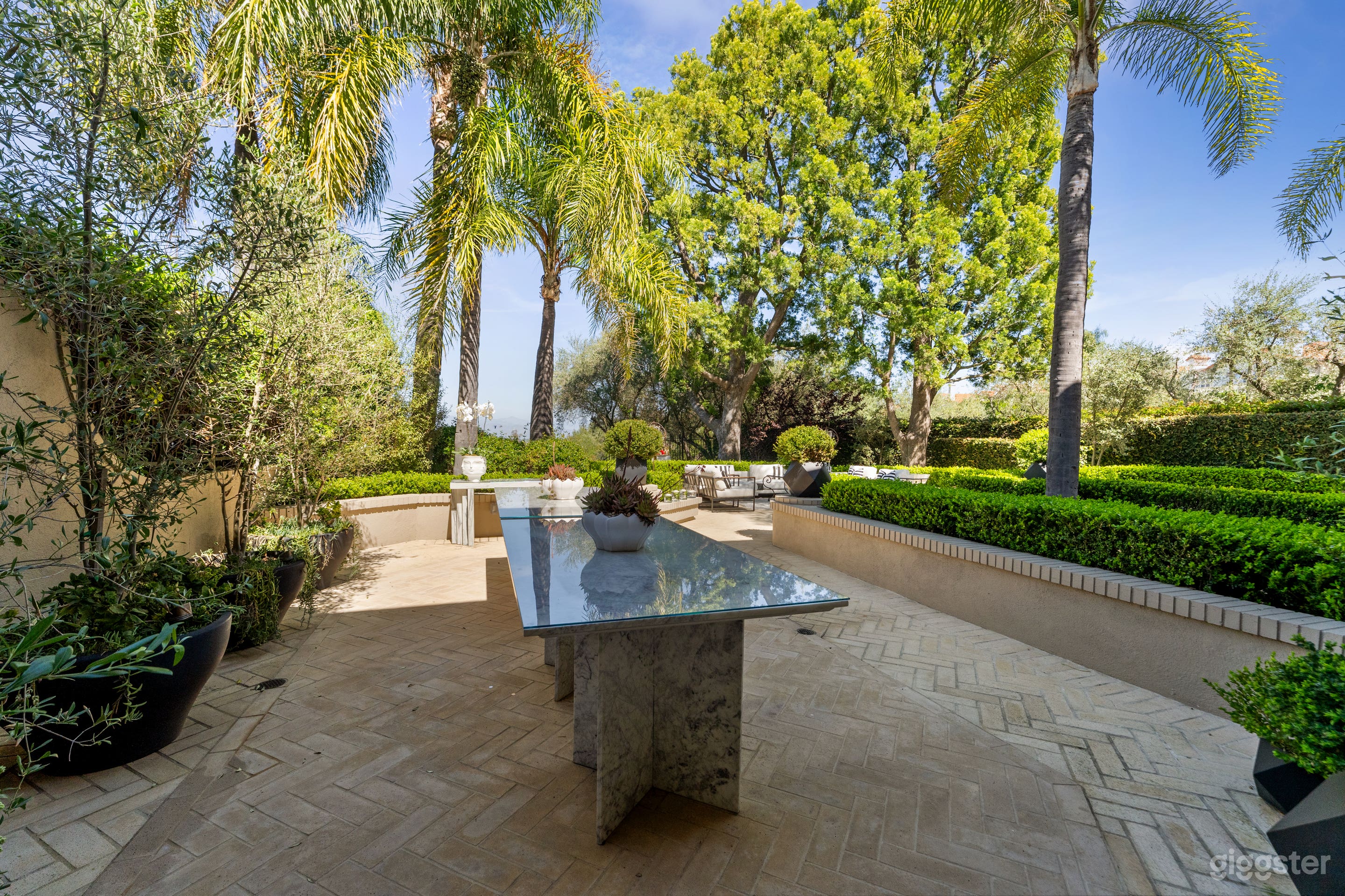 Spacious and Bright Luxury Home with Pool Photo 1