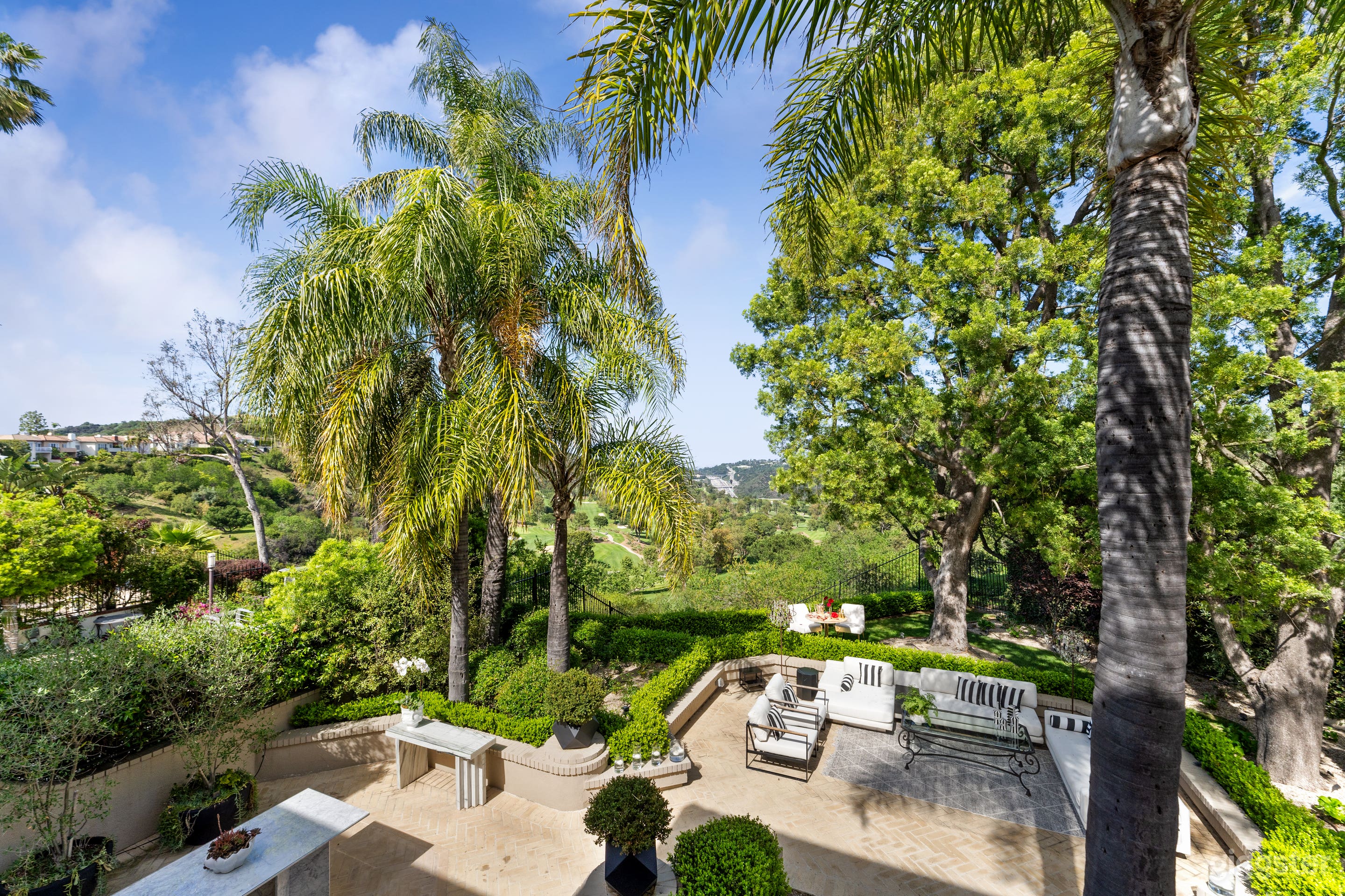 Spacious and Bright Luxury Home with Pool Photo 2