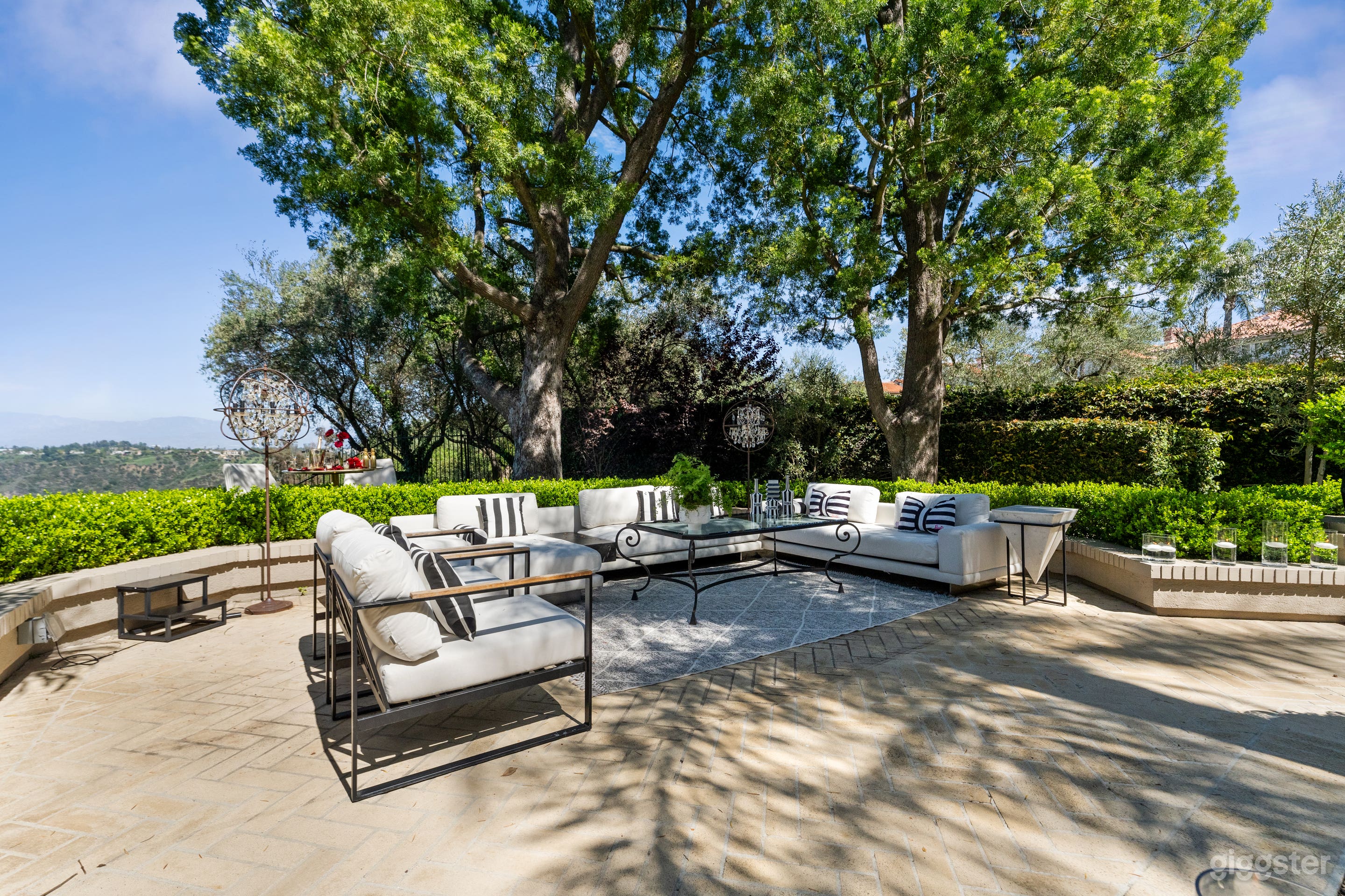 Spacious and Bright Luxury Home with Pool Photo 4