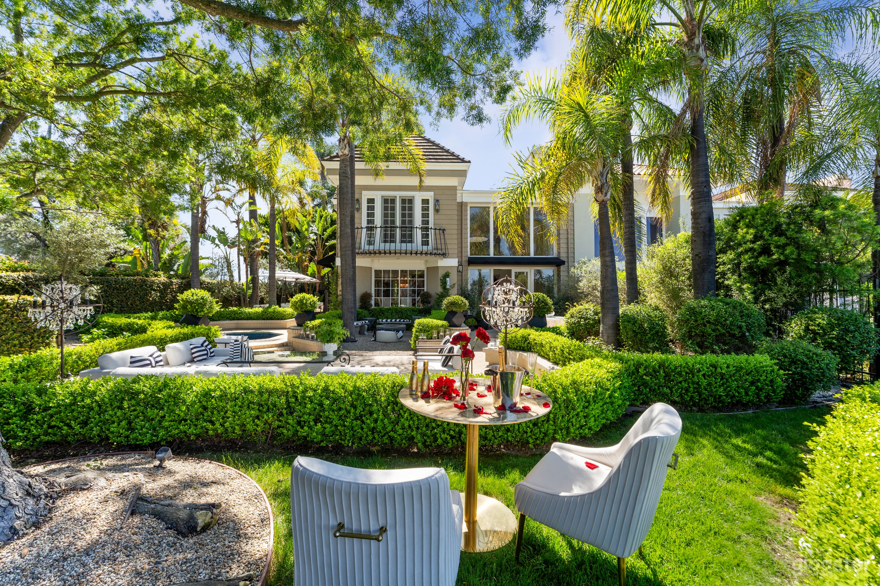 Spacious and Bright Luxury Home with Pool Photo 3