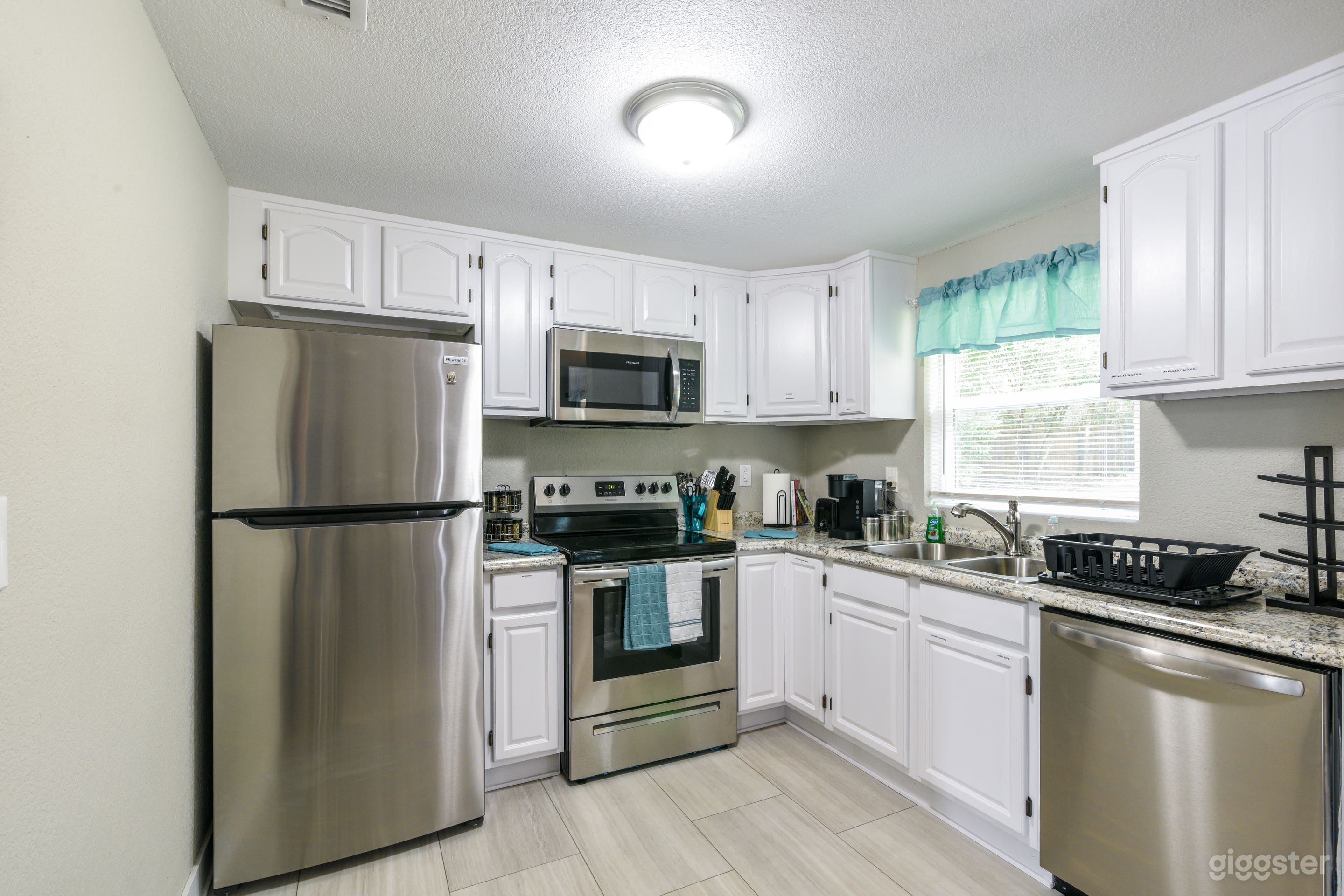 Lovely Private Mid-Century Suburban Charmer Photo 4