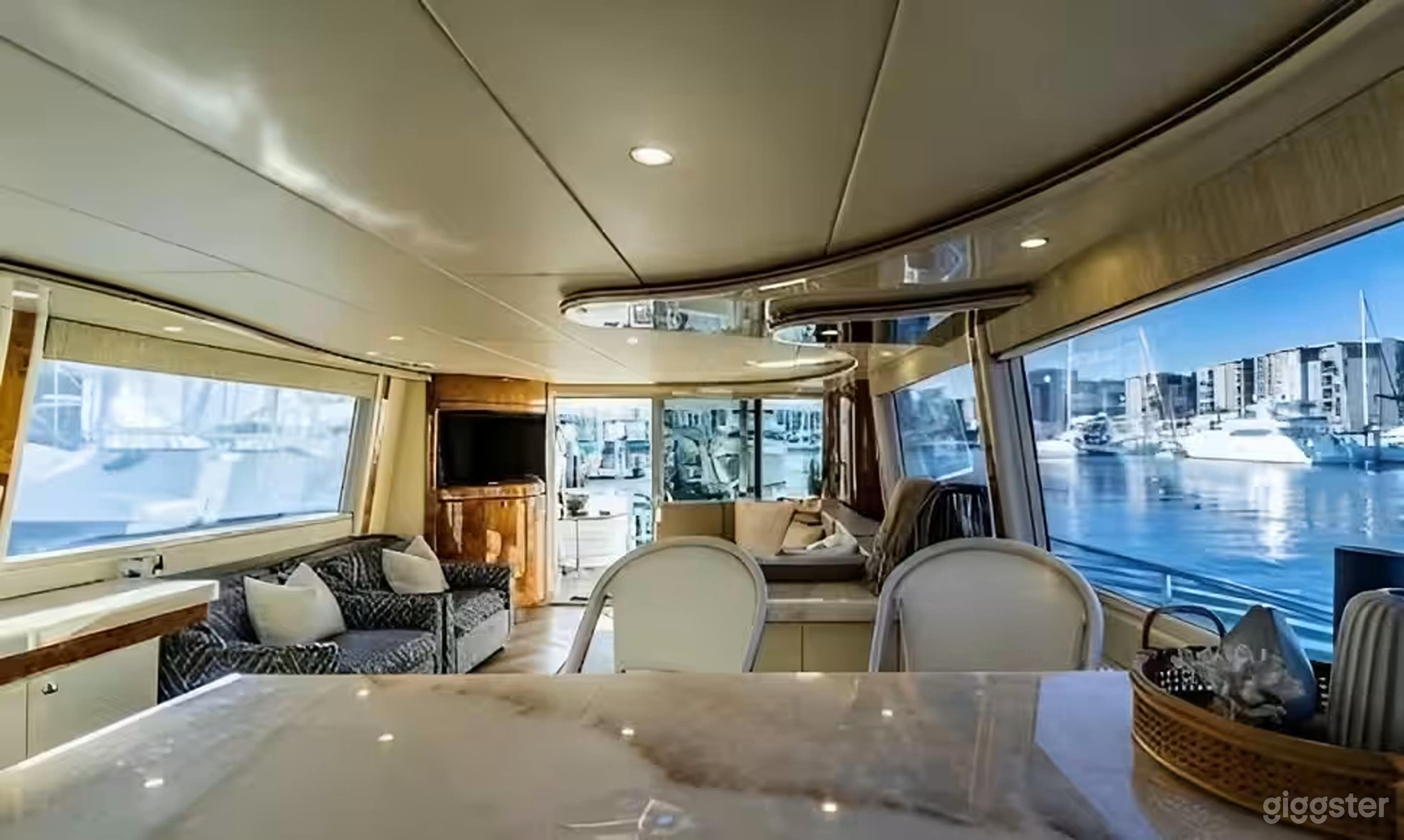 84' LAZZARA / LA VIE BOAT Photo 3