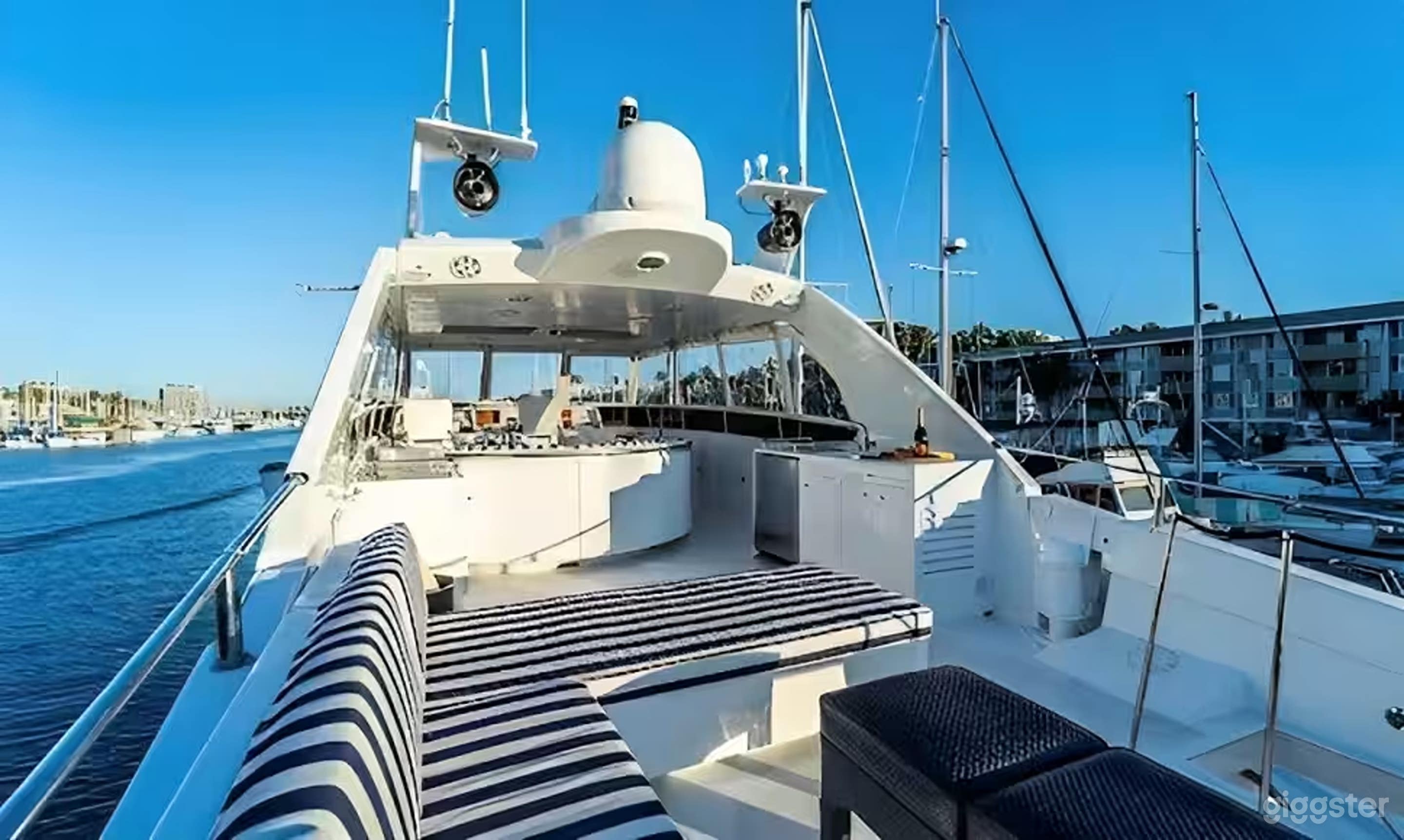 84' LAZZARA / LA VIE BOAT Photo 2