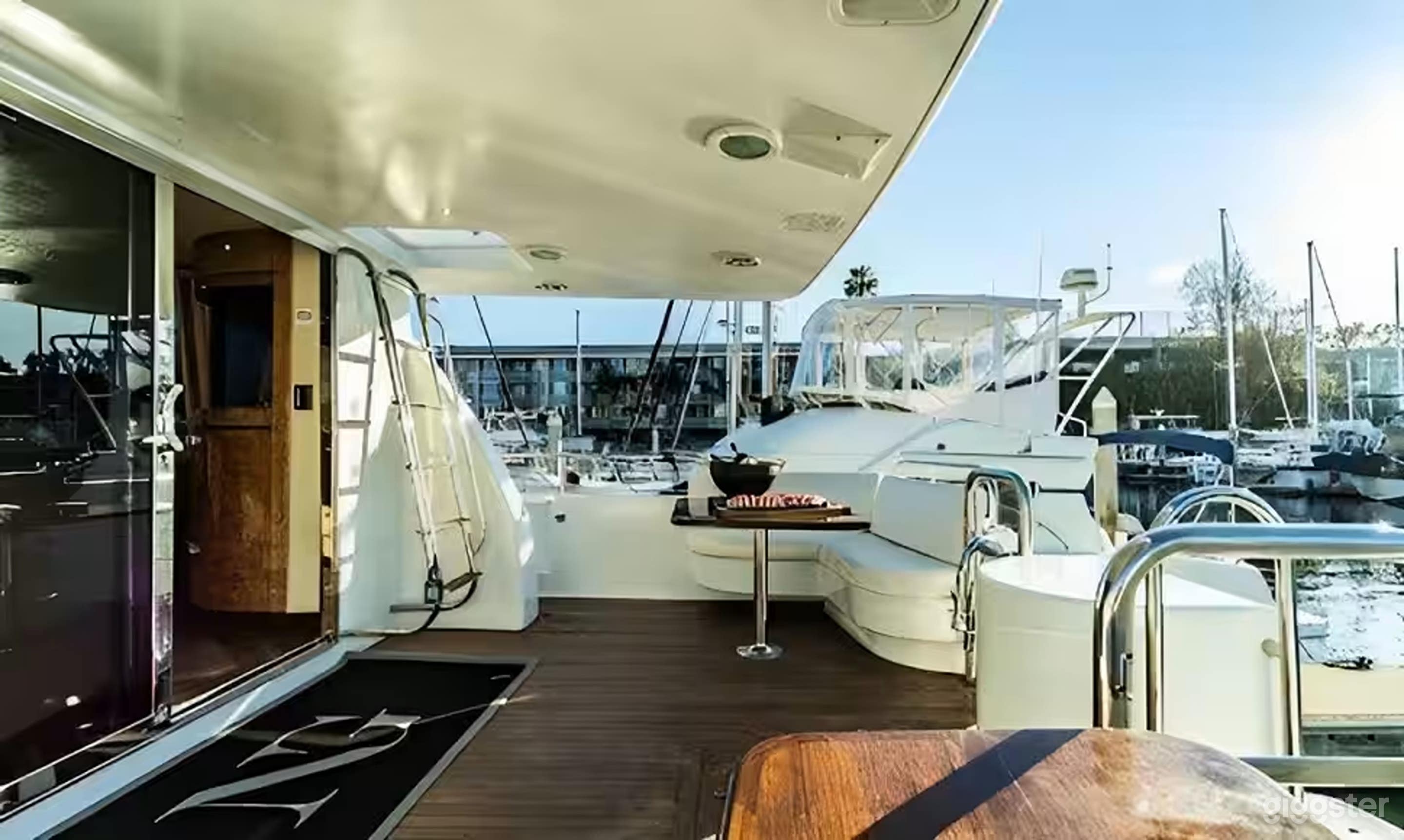 84' LAZZARA / LA VIE BOAT Photo 4