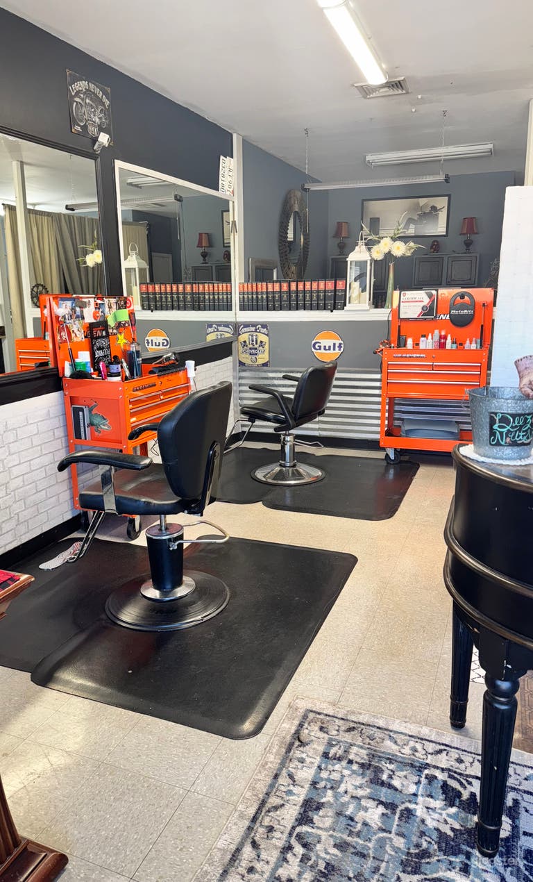  Lake Lanier Barbershop 