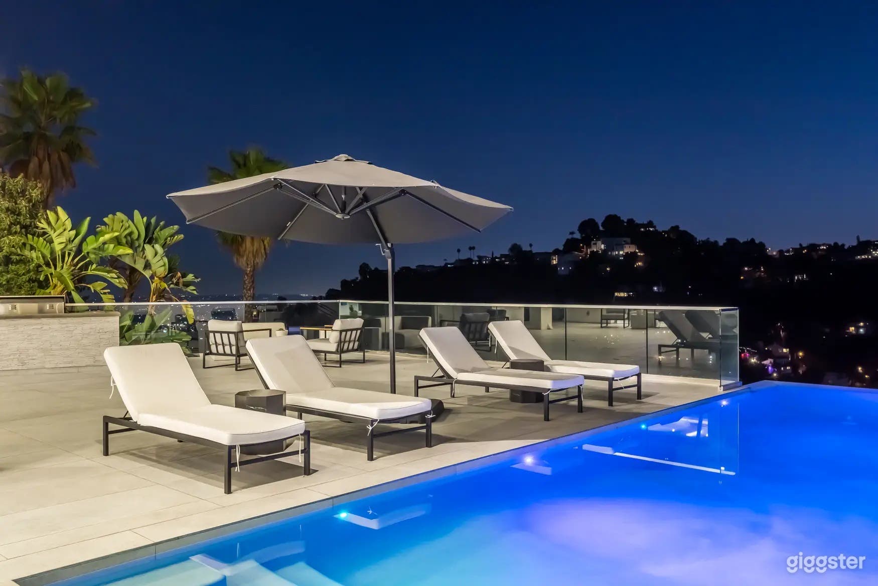 LUXE MODERN INFINITY POOL Photo 4