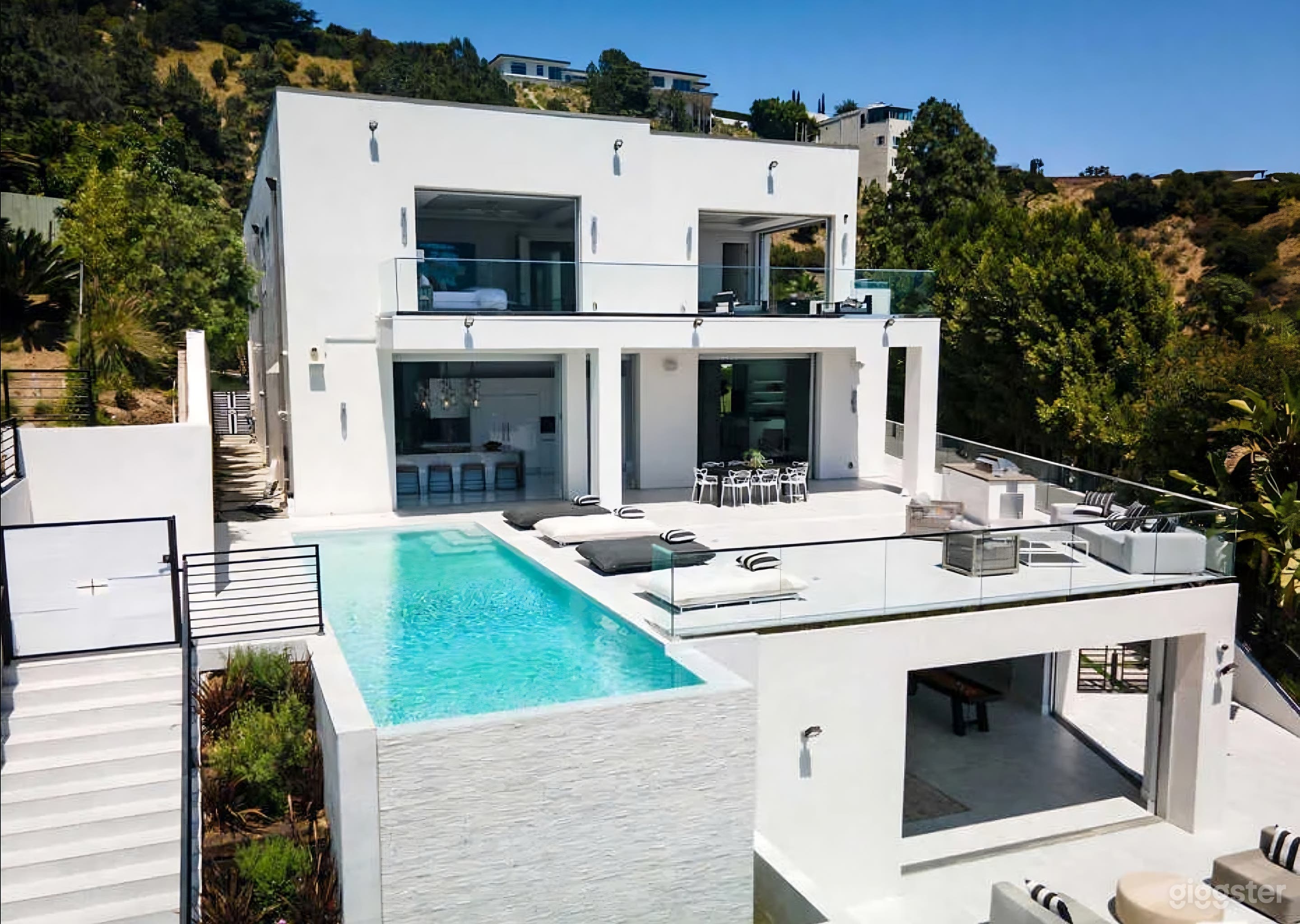 LUXE MODERN INFINITY POOL Photo 2