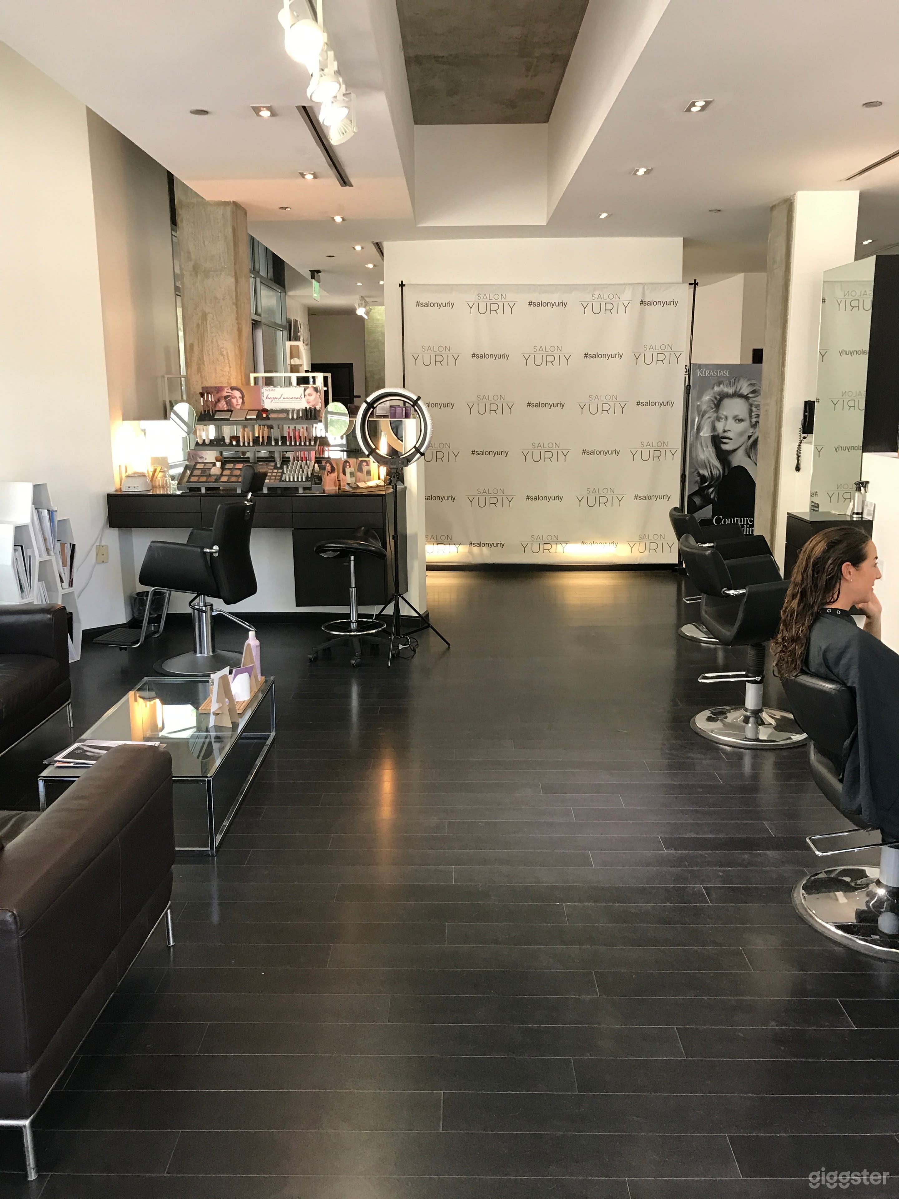 Beautiful Hair Salon with a Modern Twist Photo 2