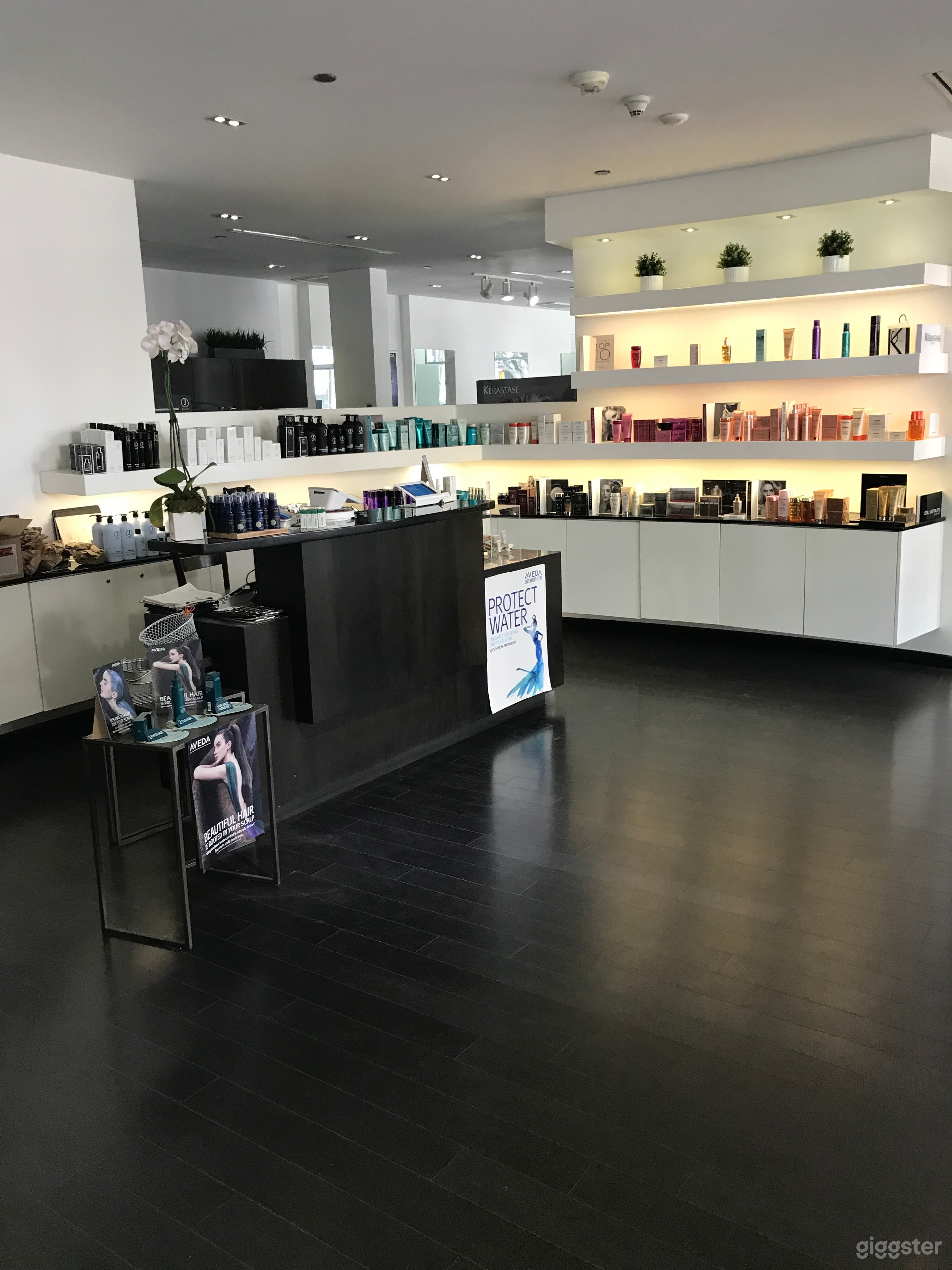 Beautiful Hair Salon with a Modern Twist Photo 1