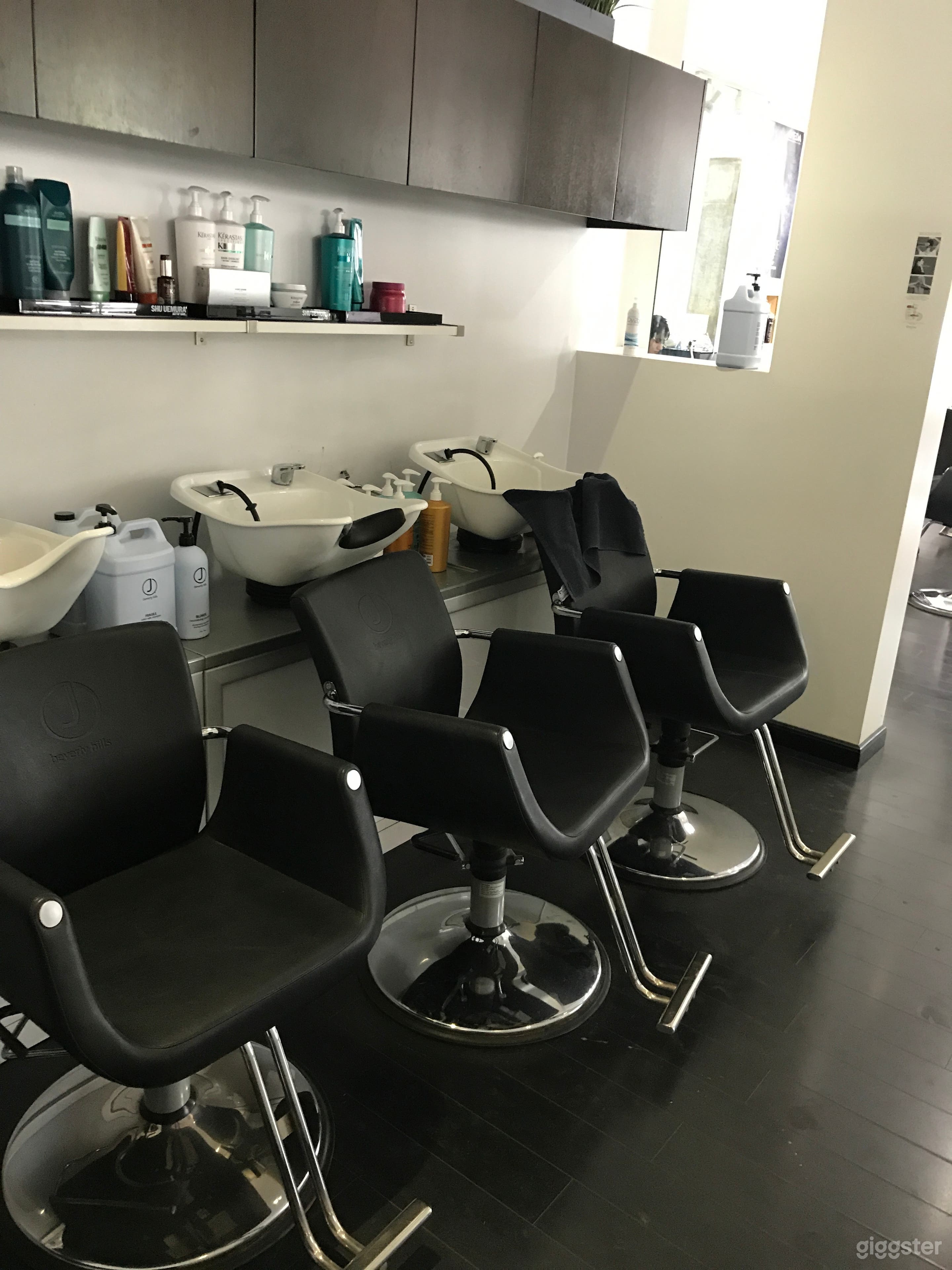 Beautiful Hair Salon with a Modern Twist Photo 3