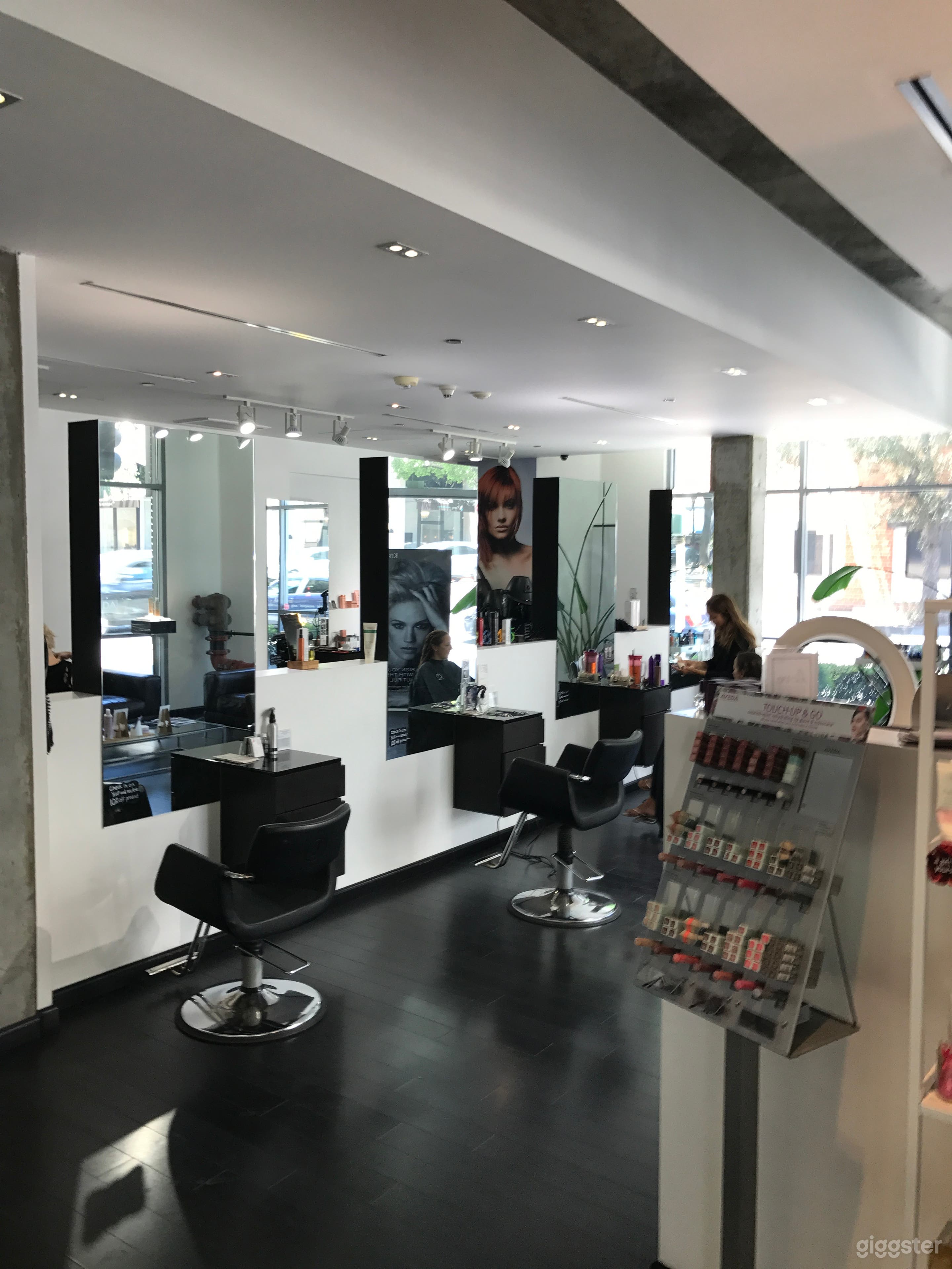 Beautiful Hair Salon with a Modern Twist Photo 4