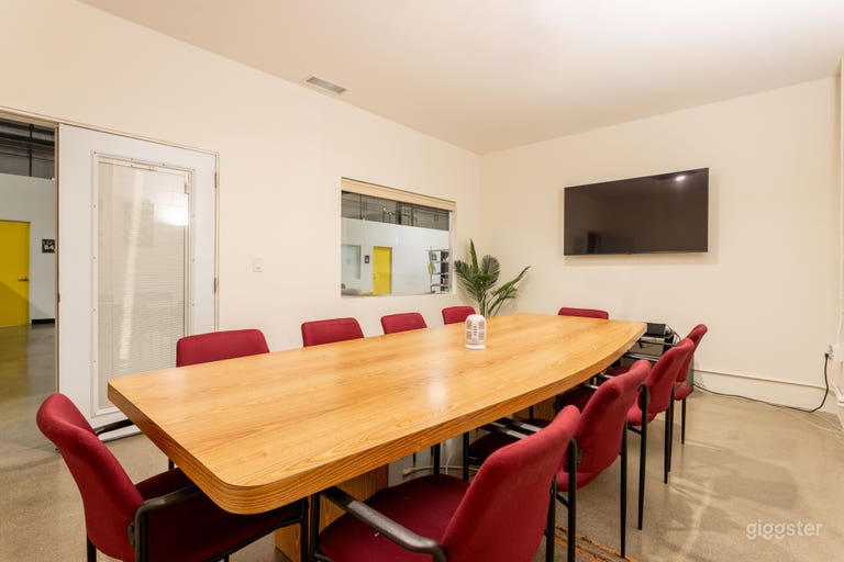  conference room ideation room / 10-15 people 