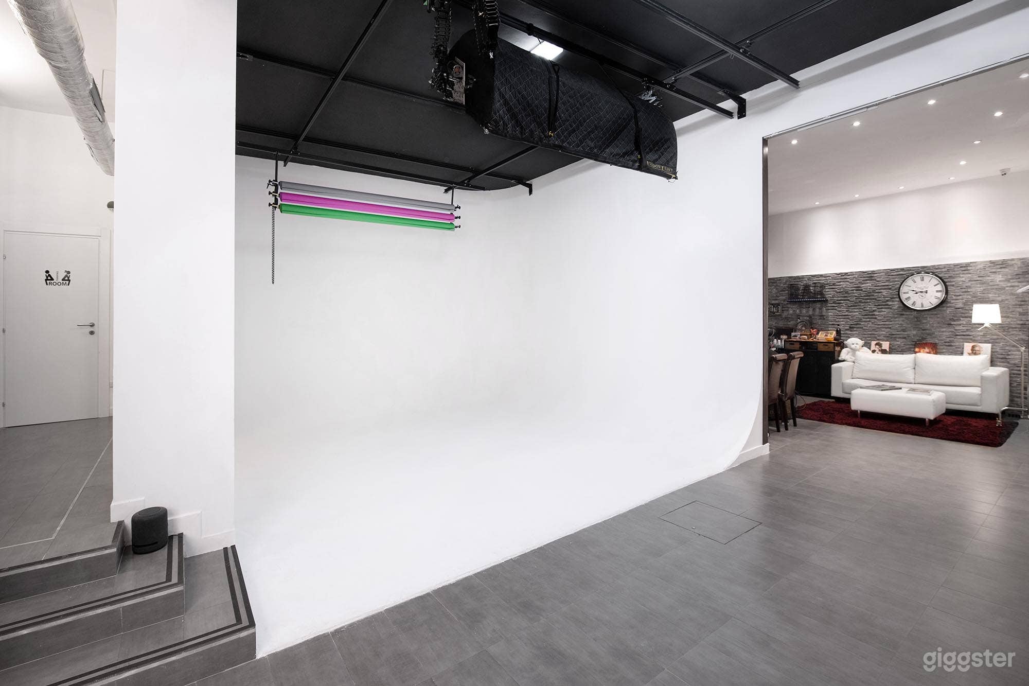 Beautiful professional studio perfectly equipped Photo 4