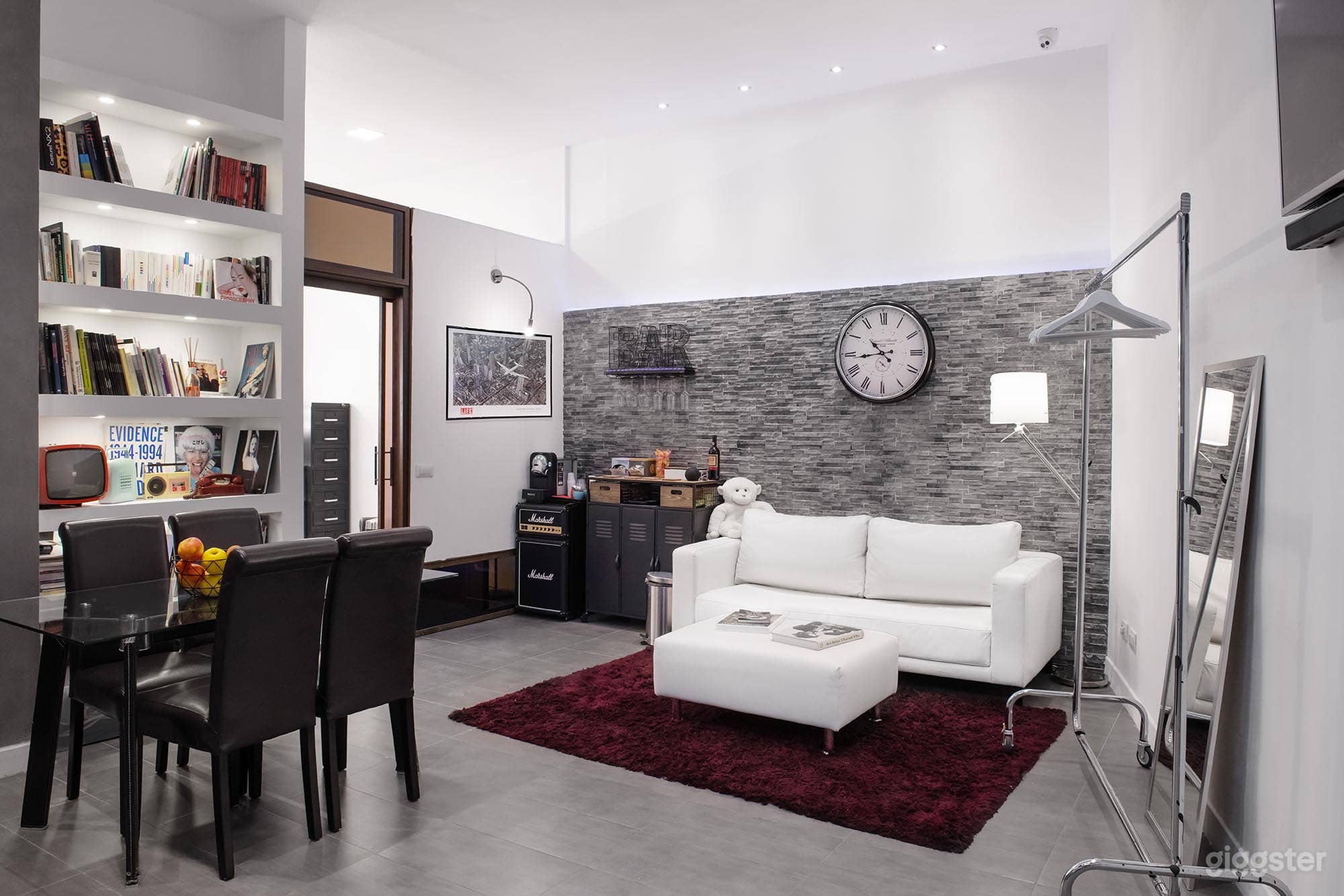 Beautiful professional studio perfectly equipped Photo 1