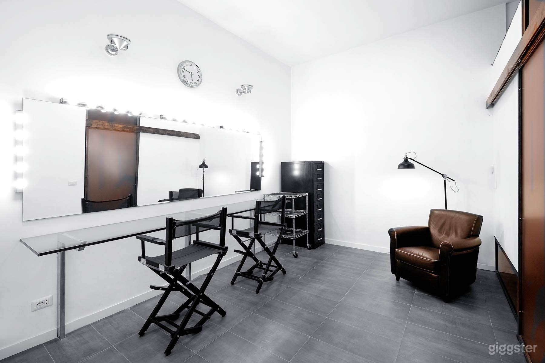 Beautiful professional studio perfectly equipped Photo 3