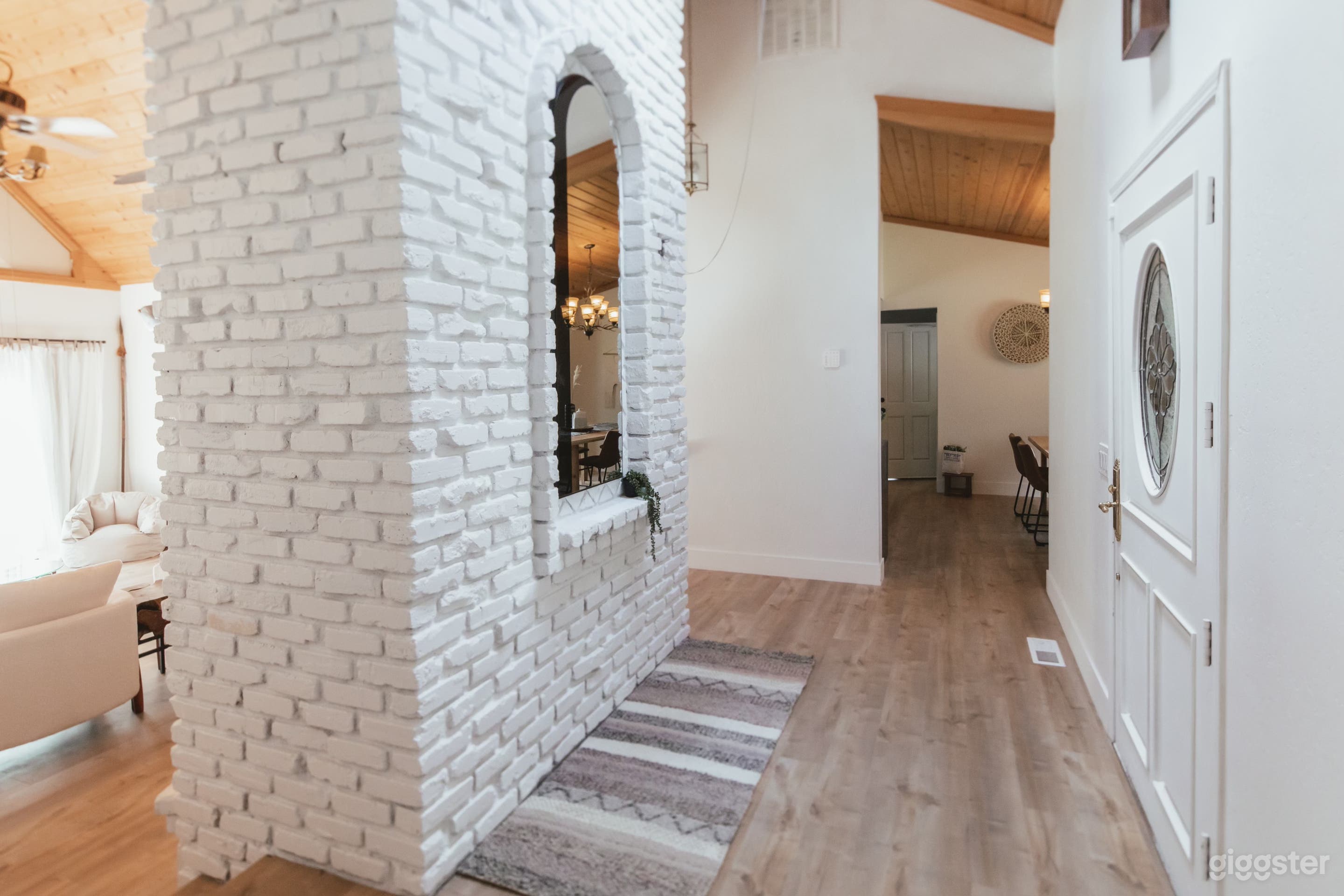 Beautifully refurbished modern mountain home Photo 4