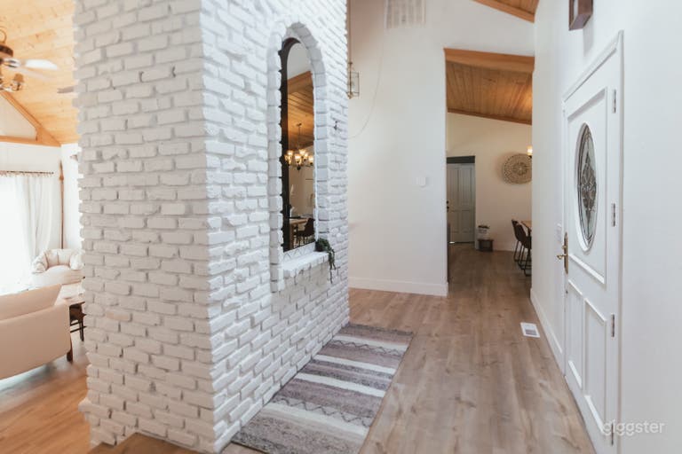  Beautifully refurbished modern mountain home 