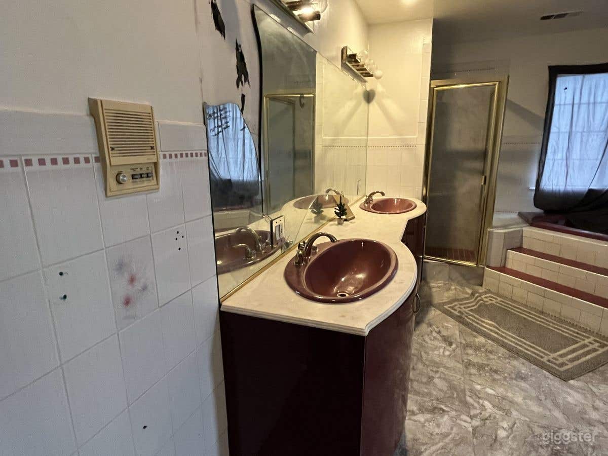 3bed 3bath trashed interior house Photo 3