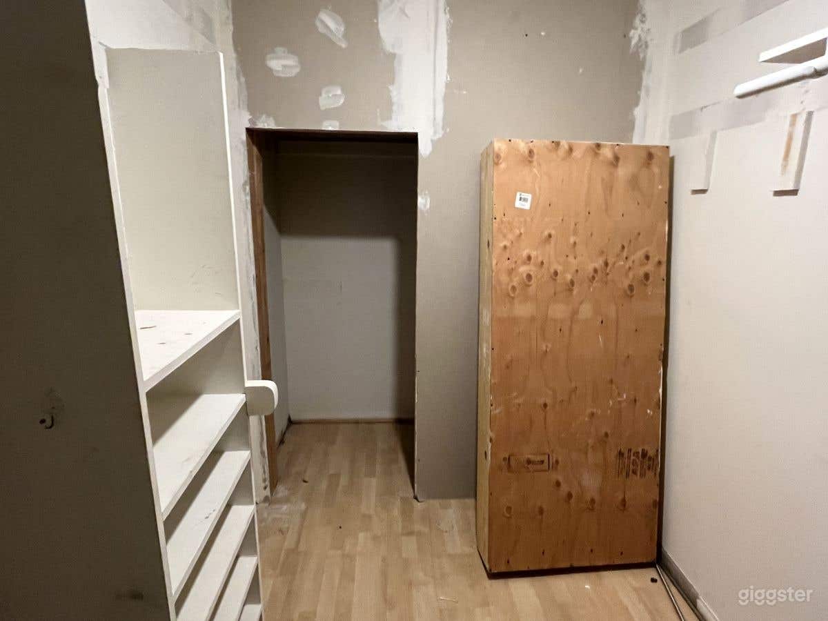 3bed 3bath trashed interior house Photo 2